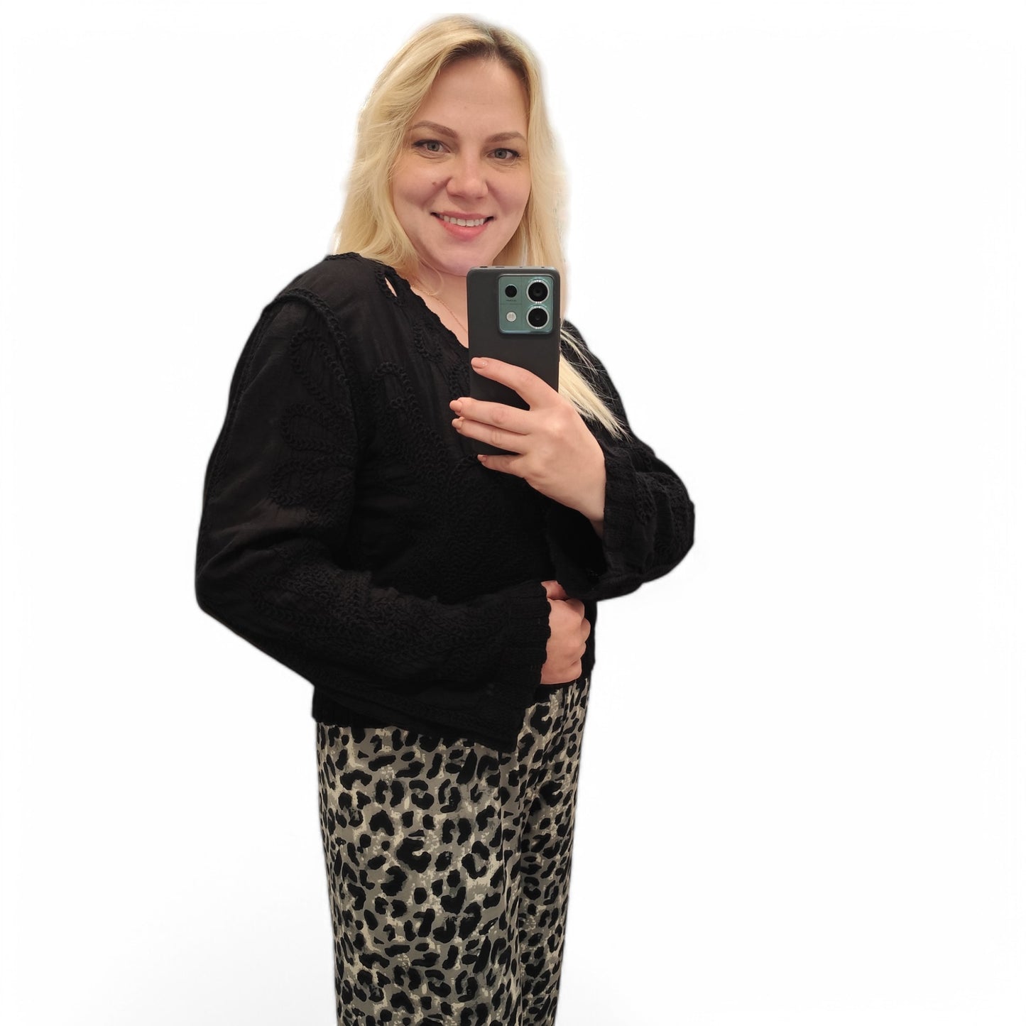 Strickjacke im Häkellook in Schwarz
