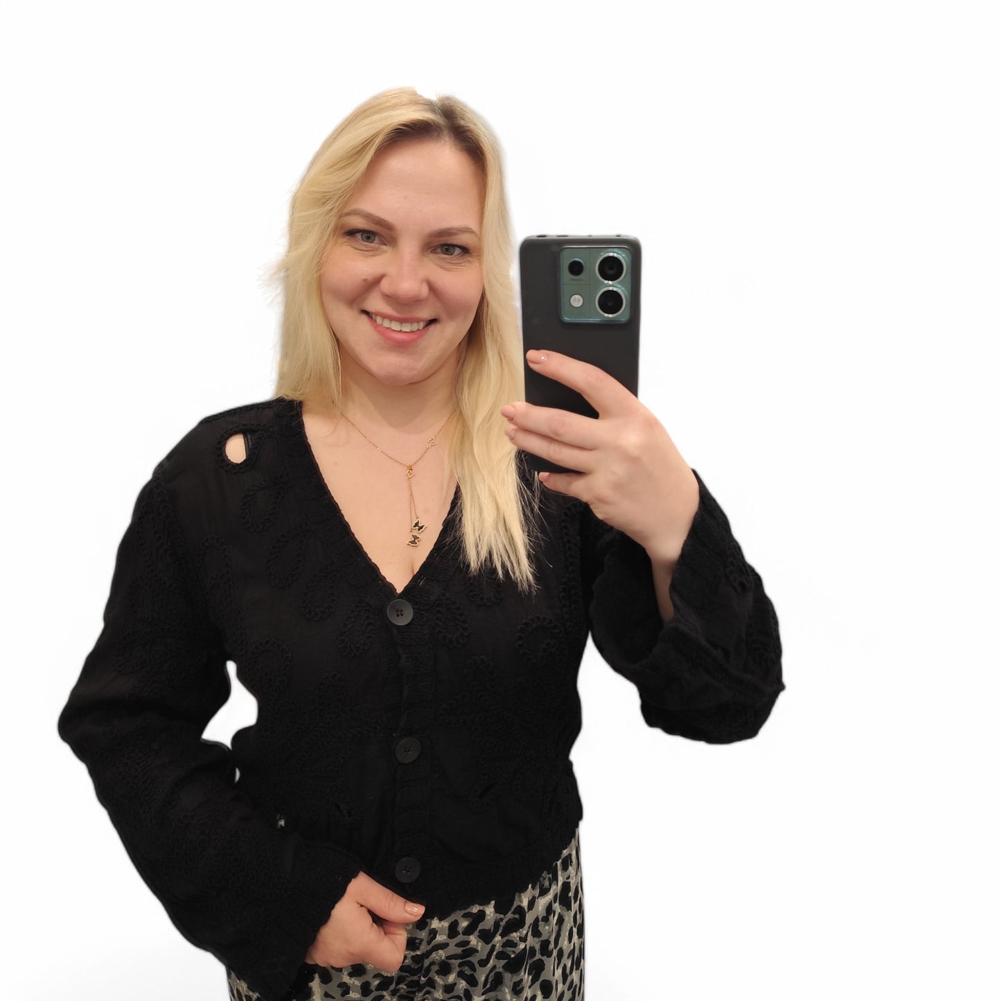 Strickjacke im Häkellook in Schwarz