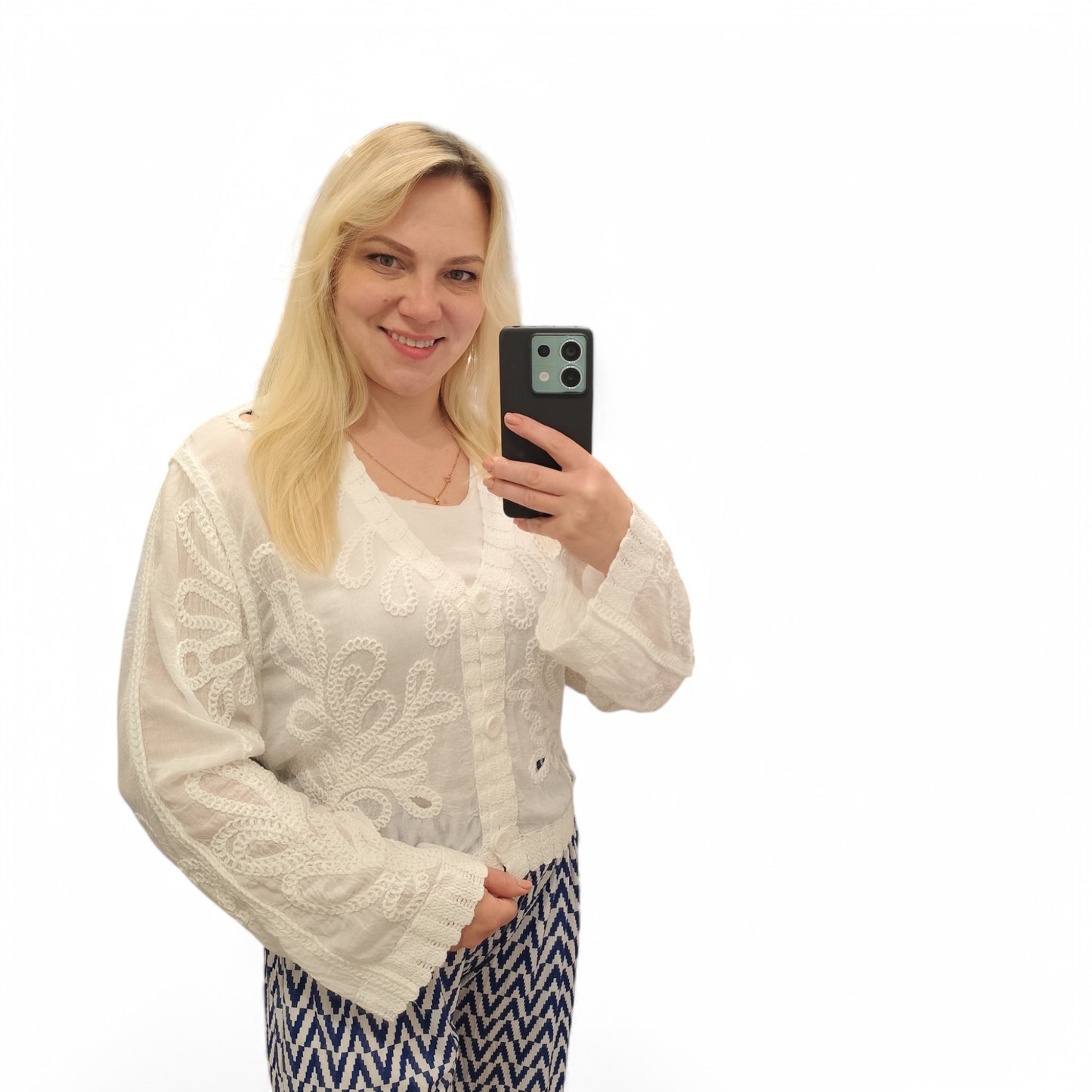 Strickjacke im Häkellook in Weiß