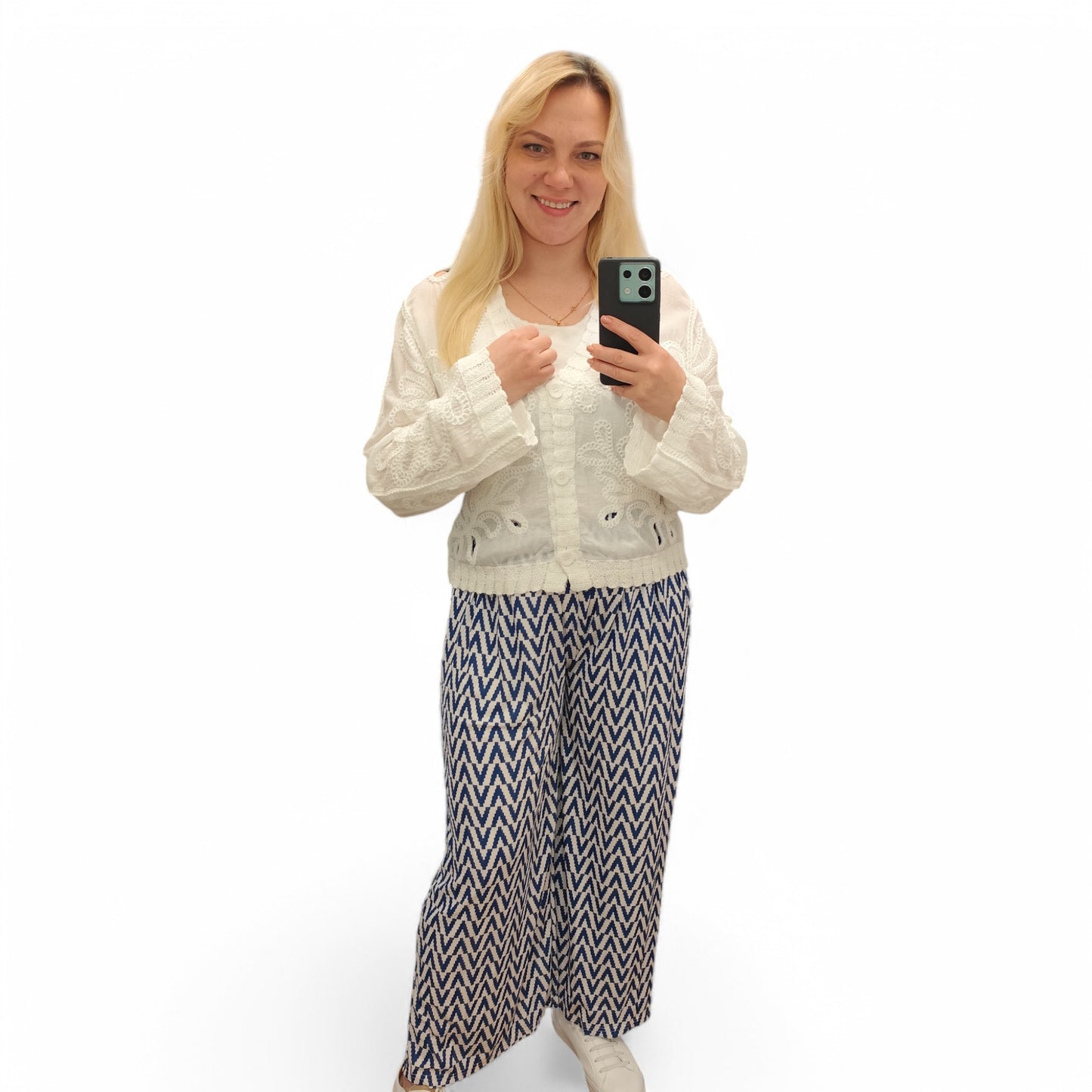 Strickjacke im Häkellook in Weiß