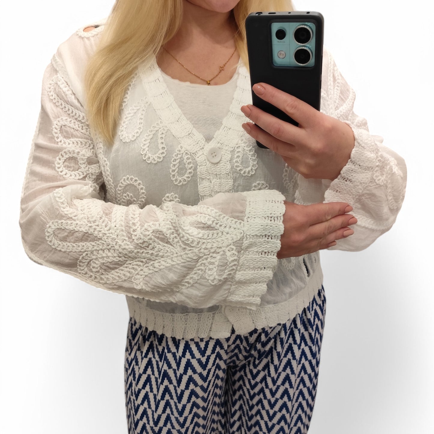 Strickjacke im Häkellook in Weiß