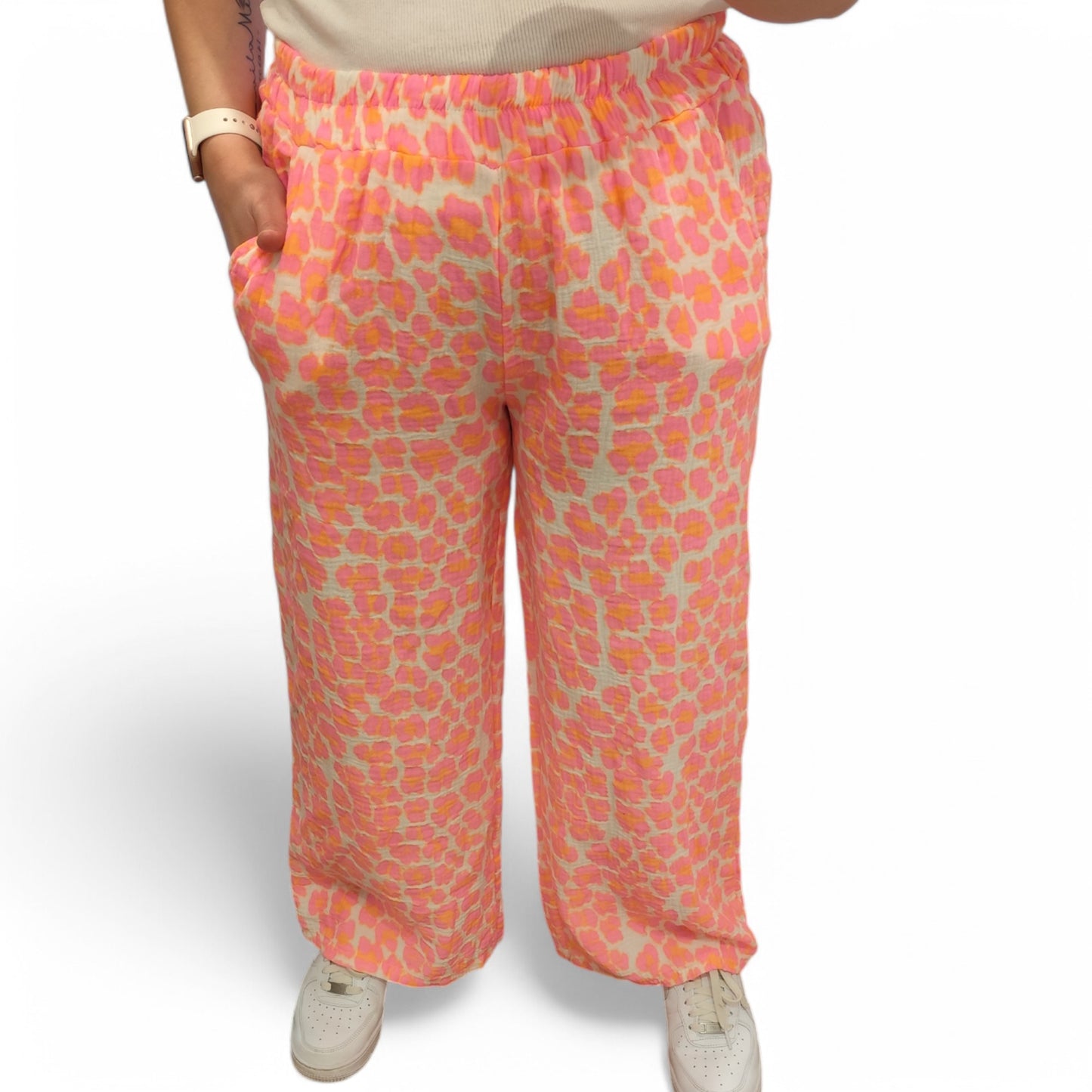 Musselin Hose mit Leomuster in Orange-Rosa