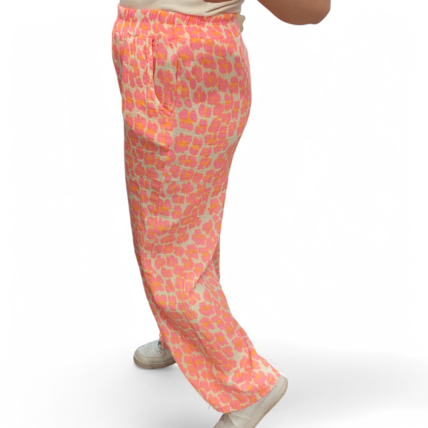 Musselin Hose mit Leomuster in Orange-Rosa