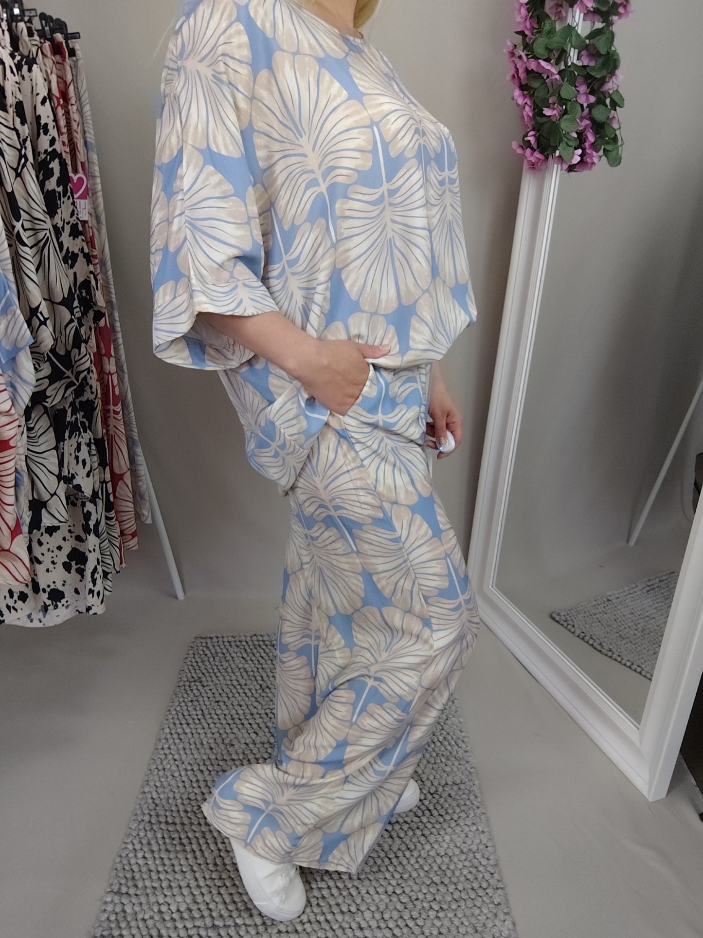 Weite Hose mit Print in Beige-Hellblau