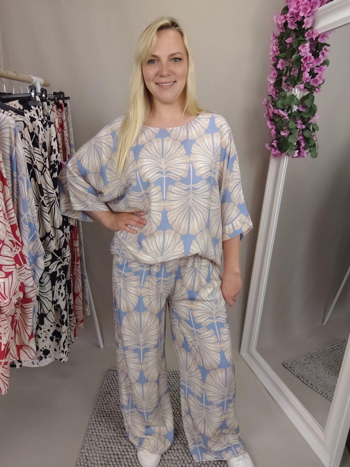 Weite Hose mit Print in Beige-Hellblau