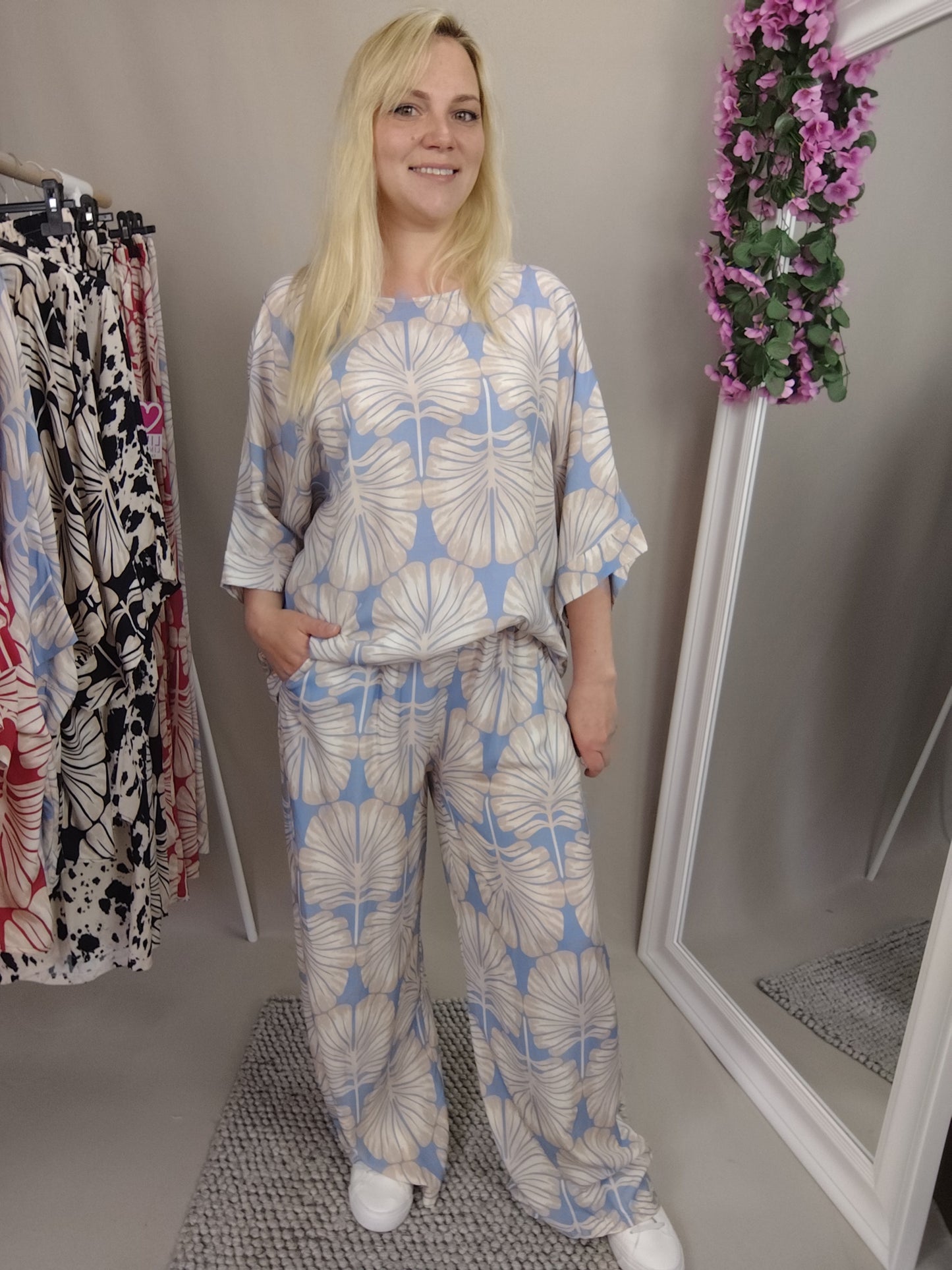 Shirt mit Print in Beige-Hellblau