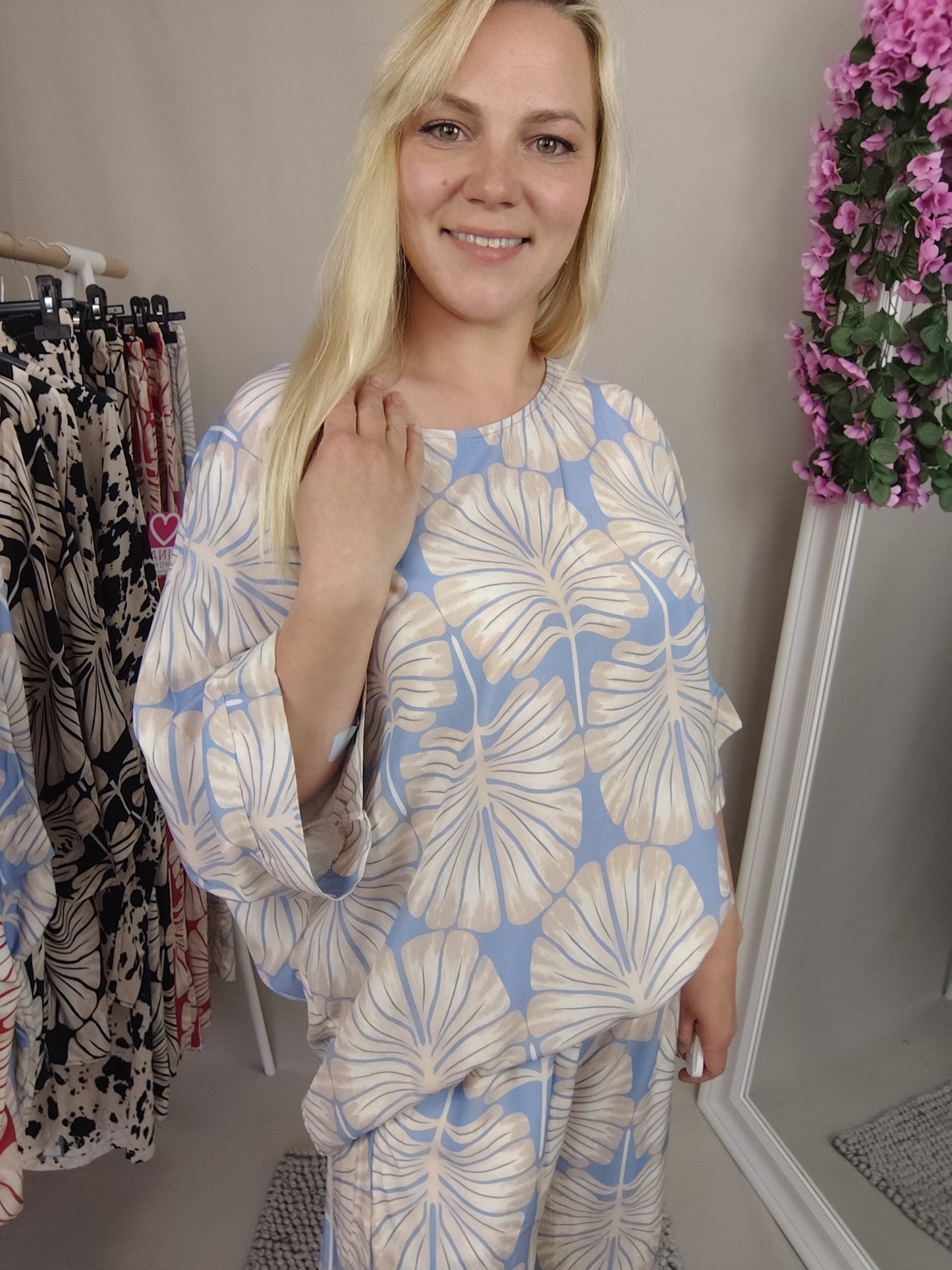 Shirt mit Print in Beige-Hellblau