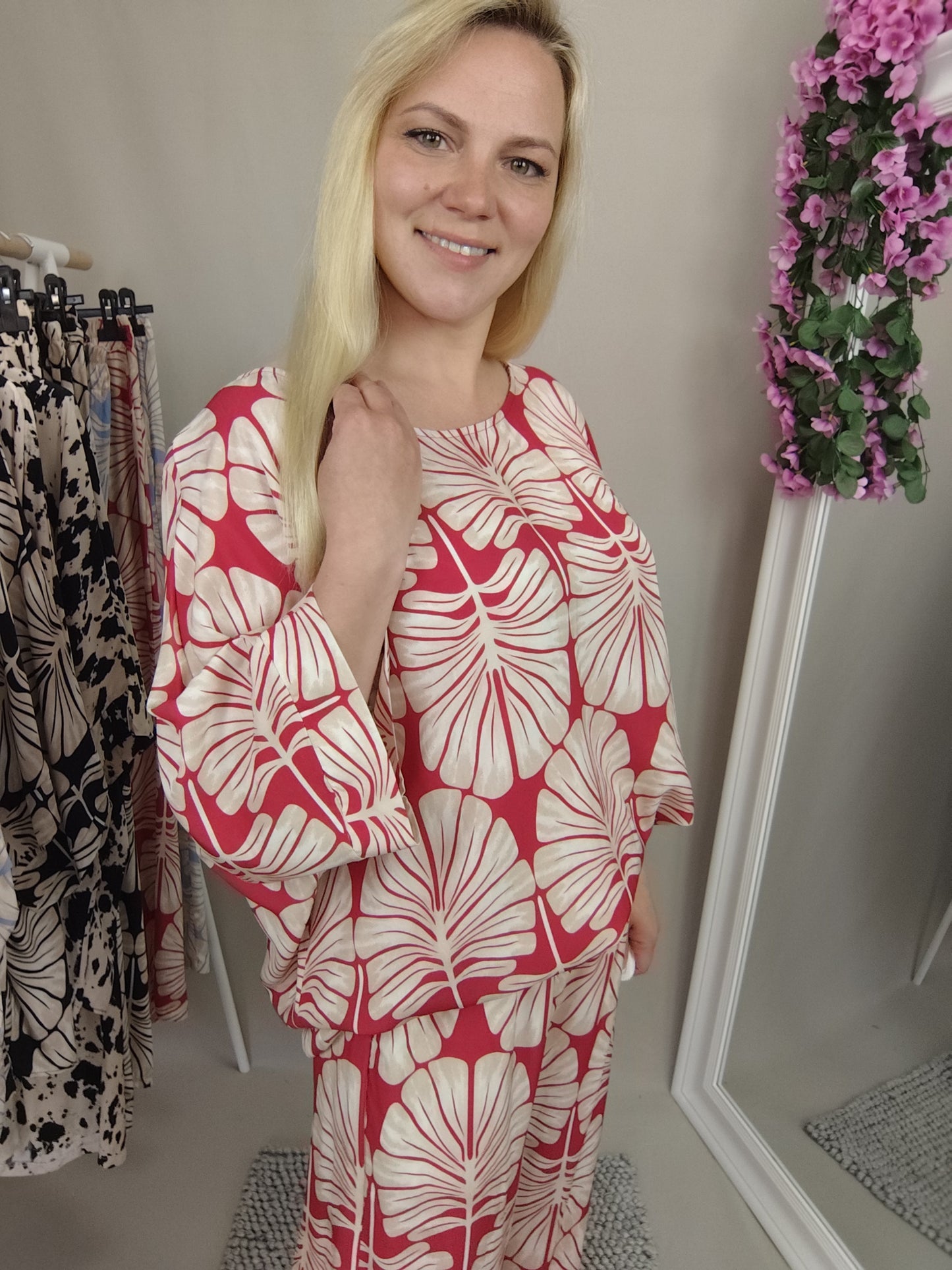 Shirt mit Print in Beige-Rot