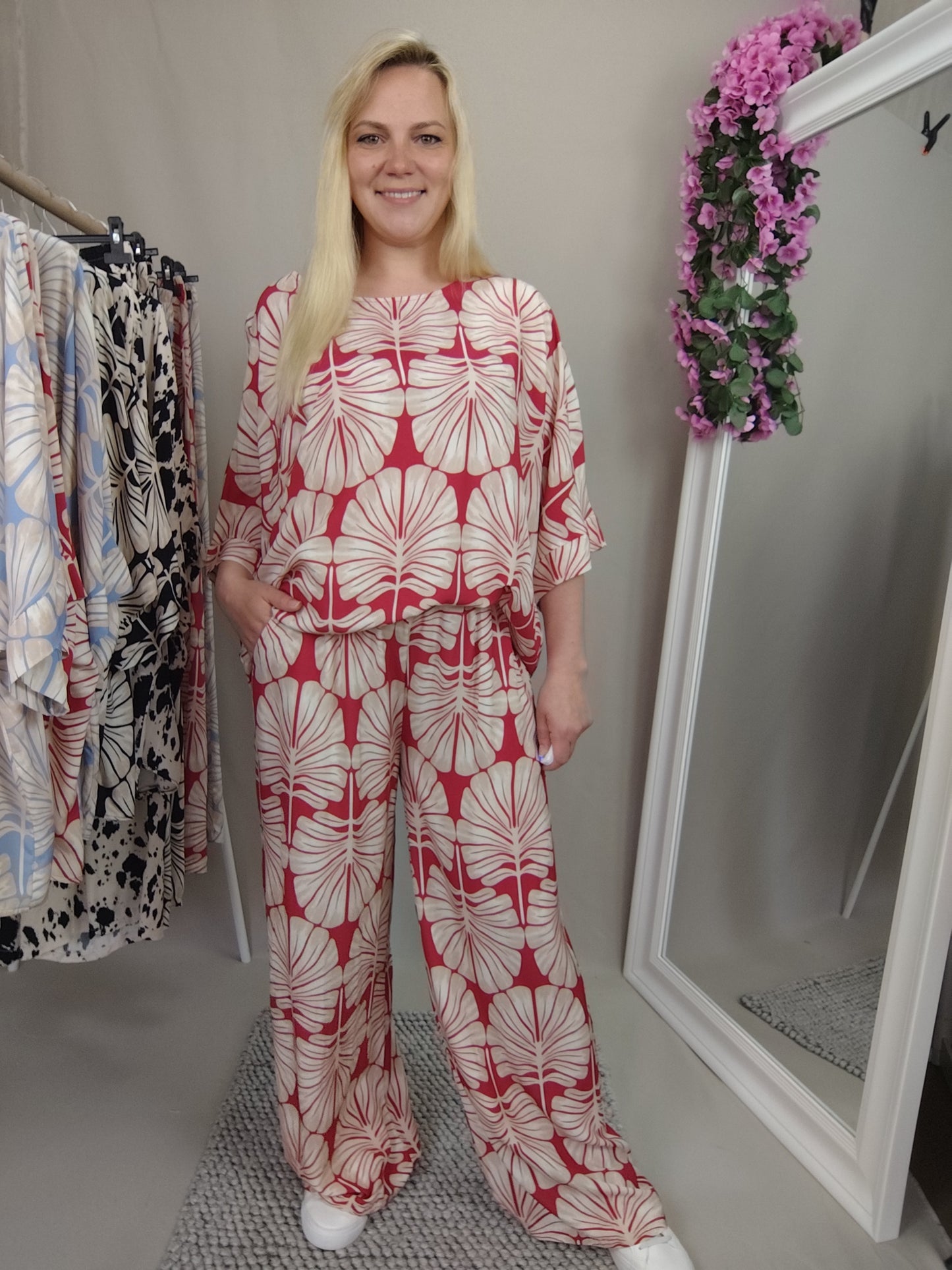 Weite Hose mit Print in Beige-Rot