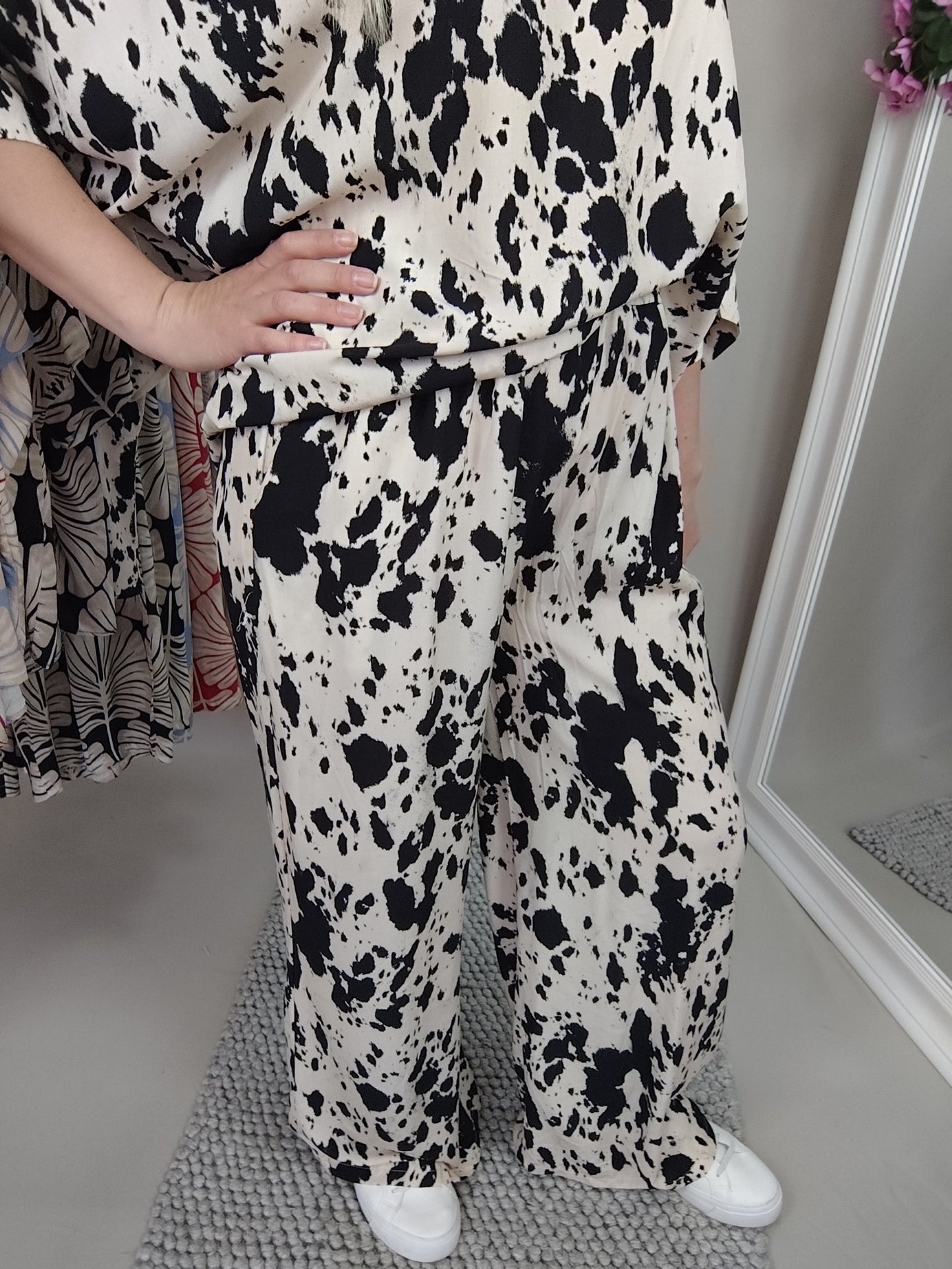 Weite Hose mit Print in Beige-Schwarz