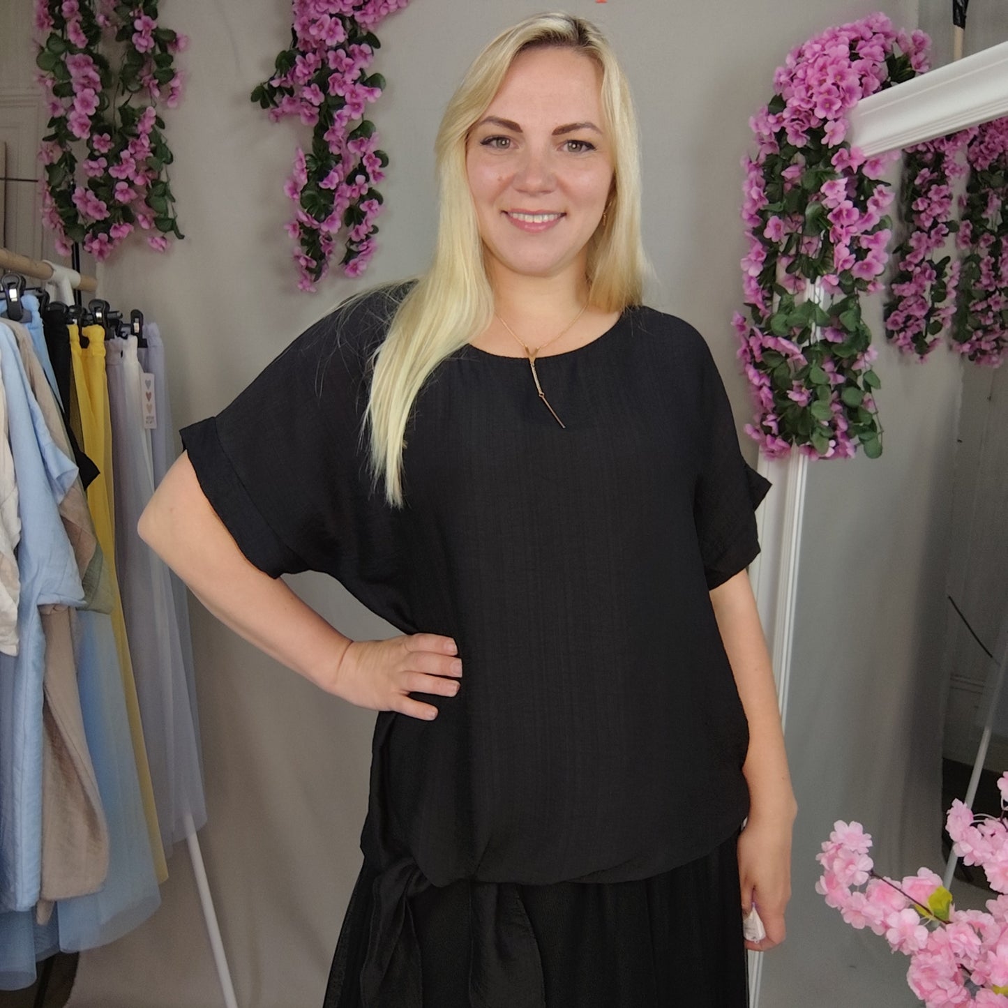 Viskosebluse mit Bindesaum in Schwarz