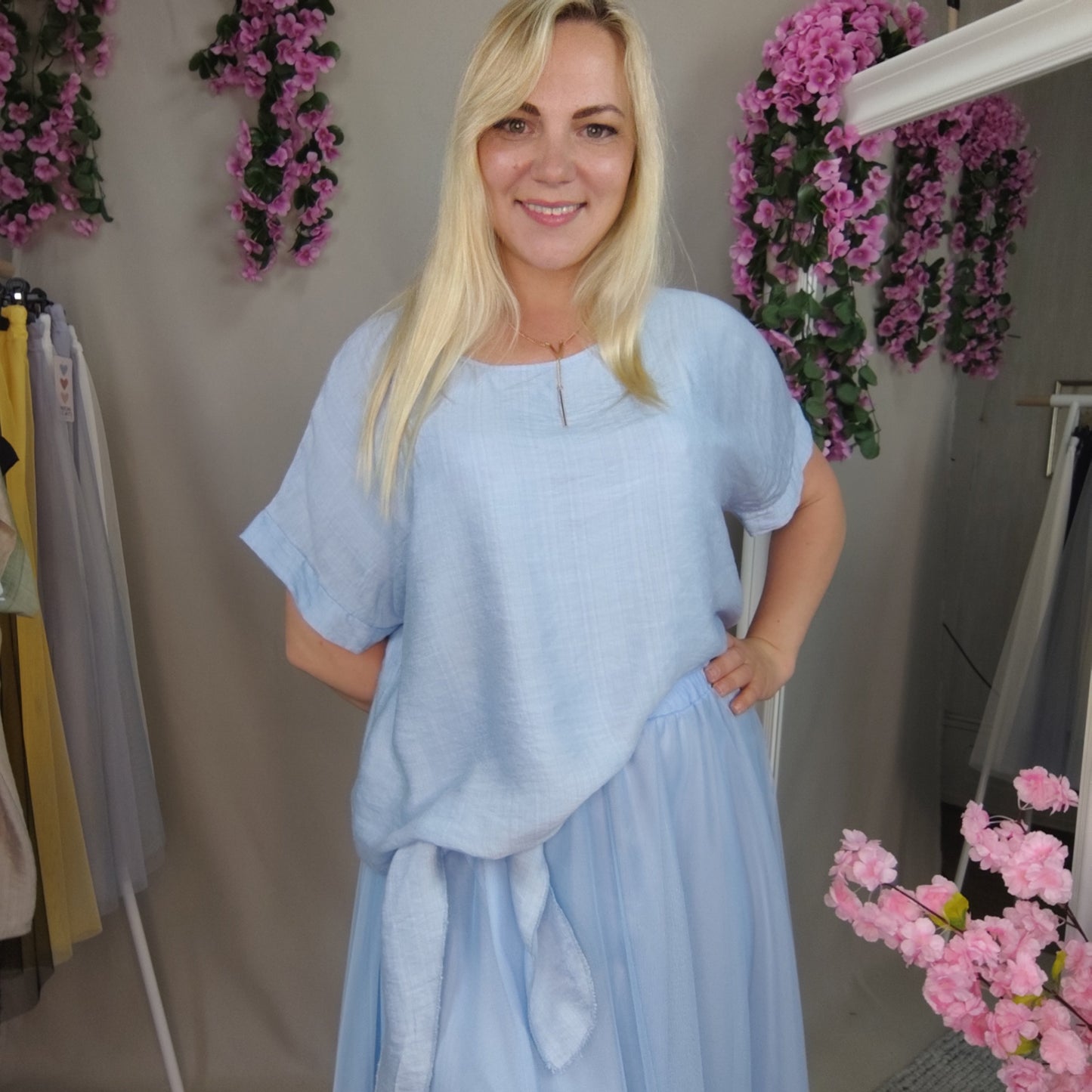 Viskosebluse mit Bindesaum in Hellblau