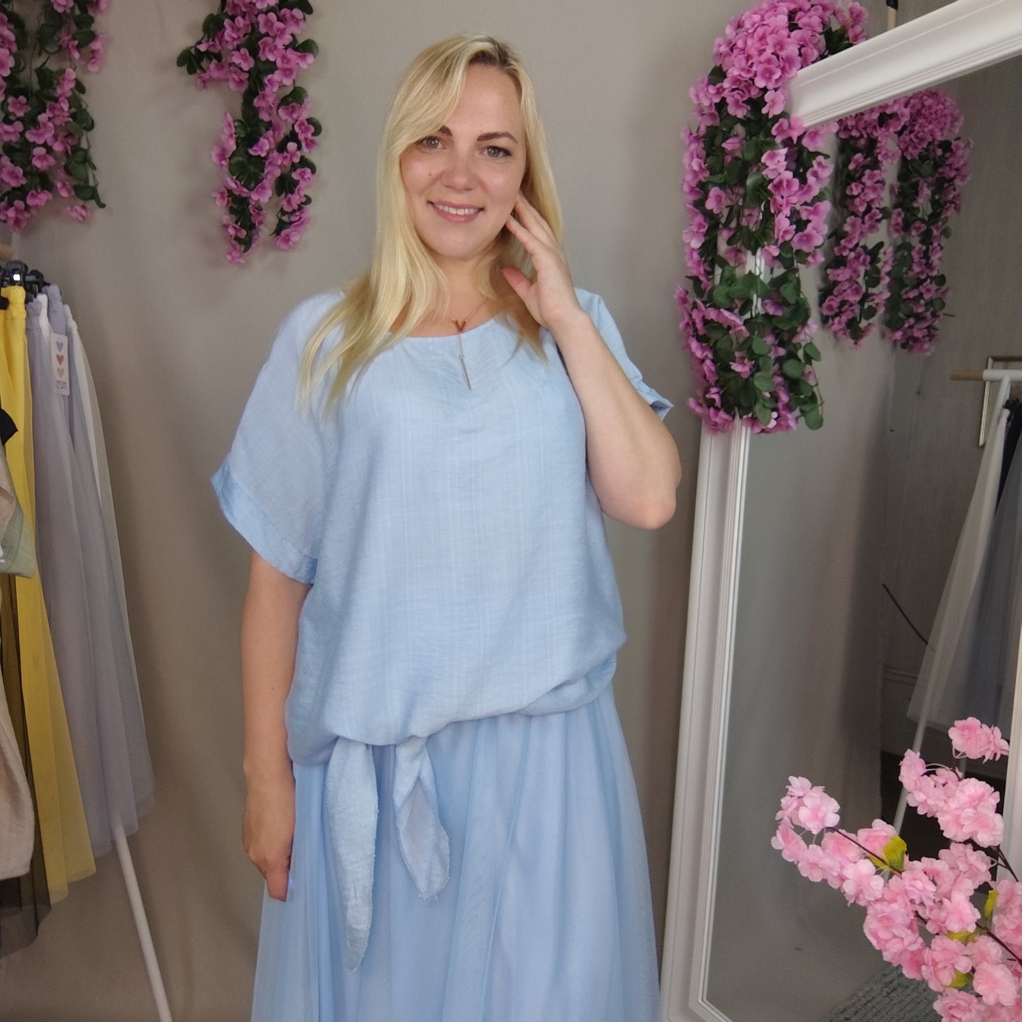 Viskosebluse mit Bindesaum in Hellblau