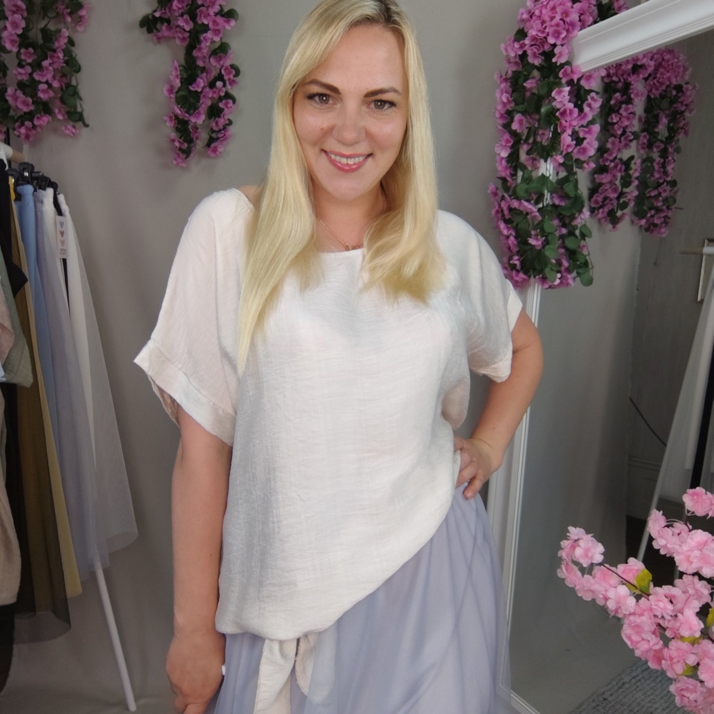 Viskosebluse mit Bindesaum in Beige