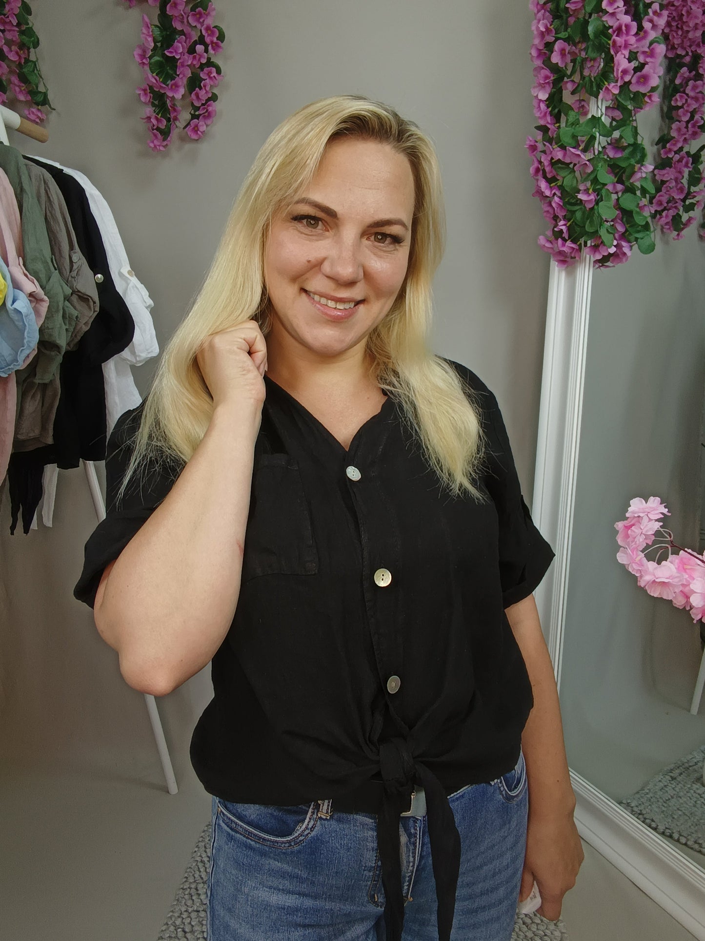 Kurze Leinenbluse zum Knoten in Schwarz