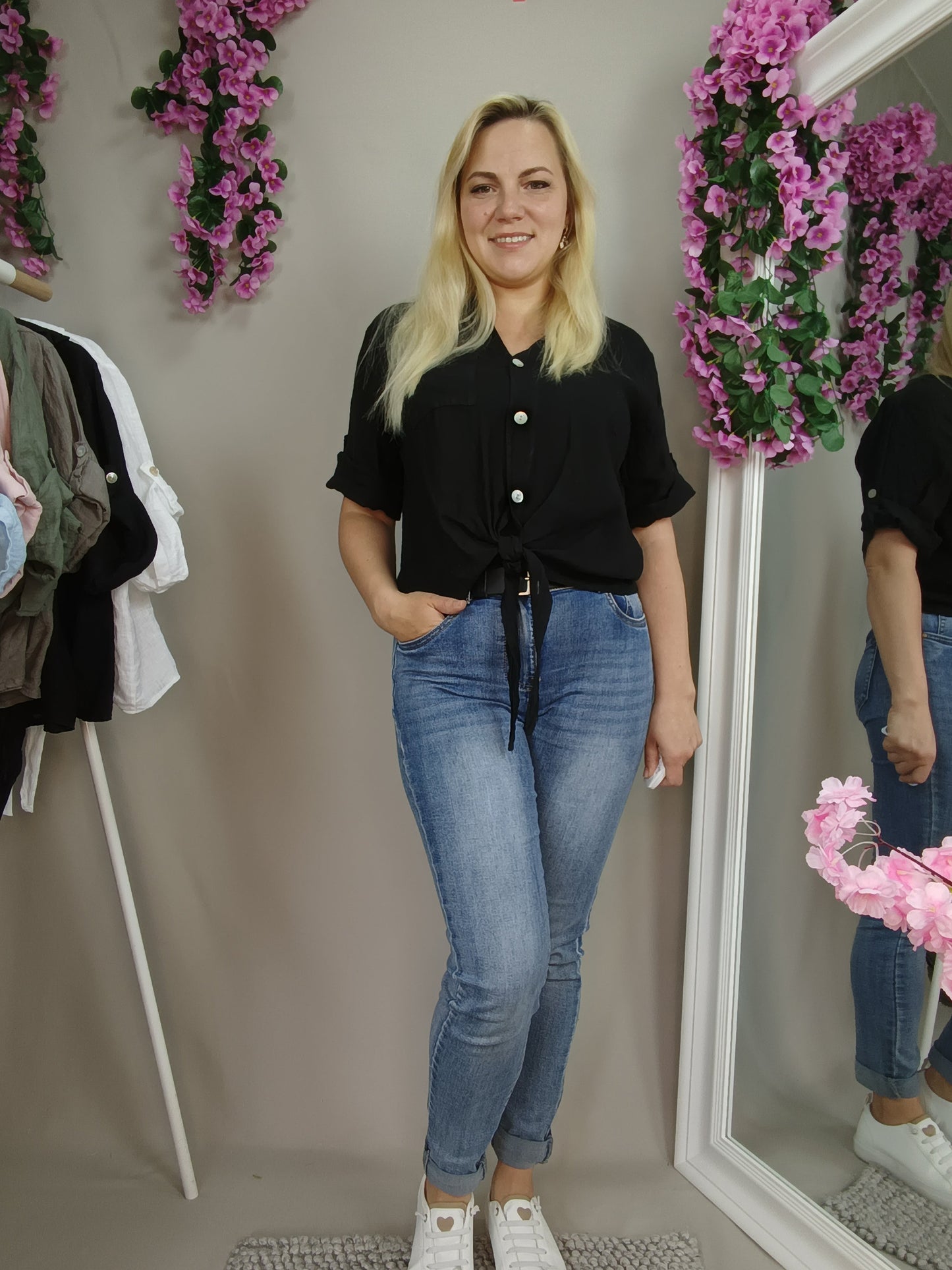 Kurze Leinenbluse zum Knoten in Schwarz