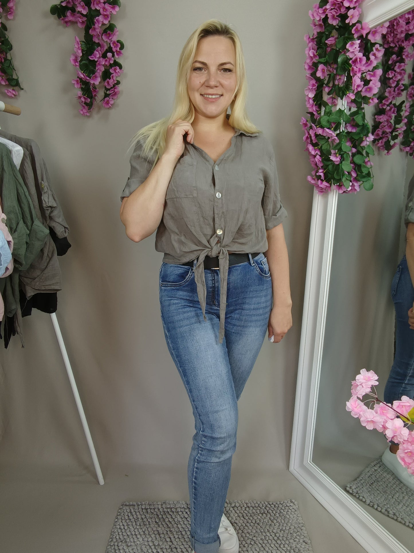 Kurze Leinenbluse zum Knoten in Braun