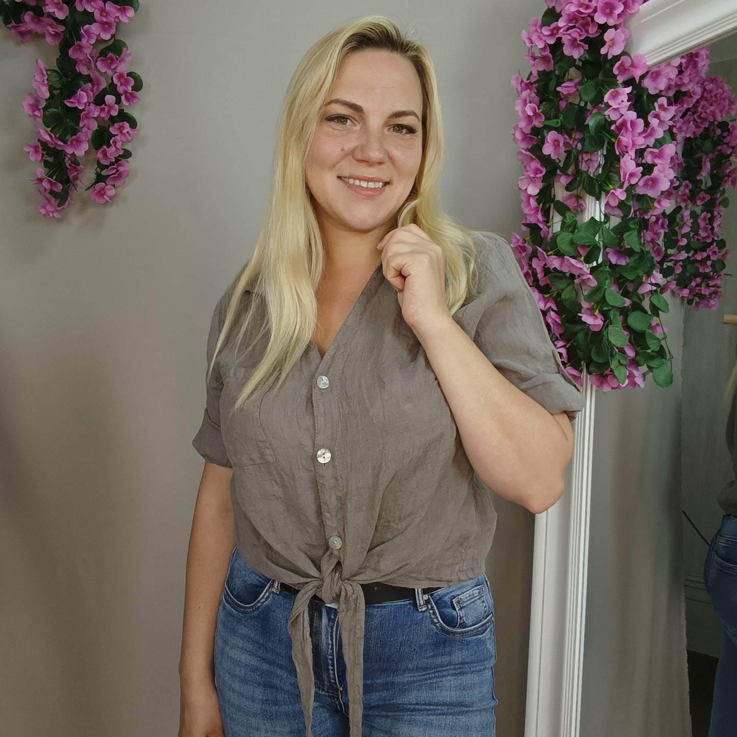 Kurze Leinenbluse zum Knoten in Braun