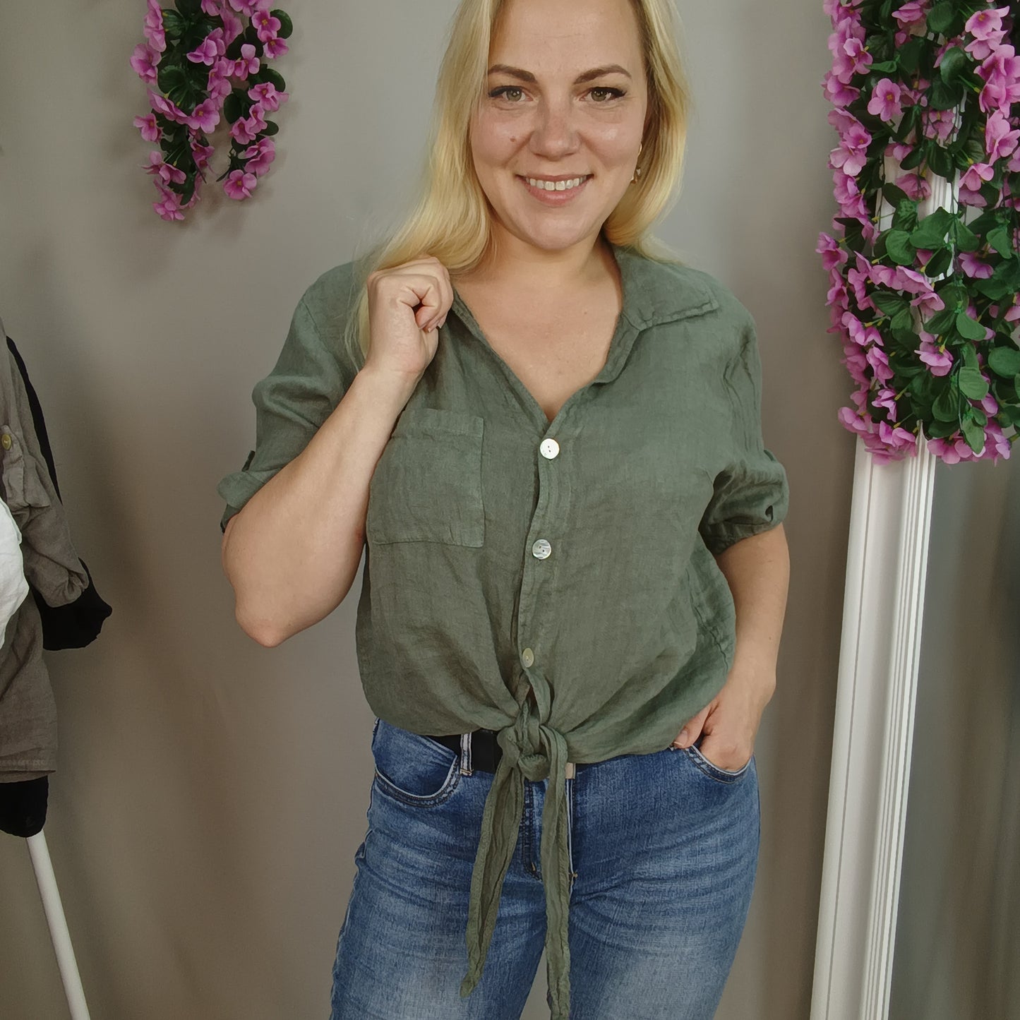 Kurze Leinenbluse zum Knoten in Oliv