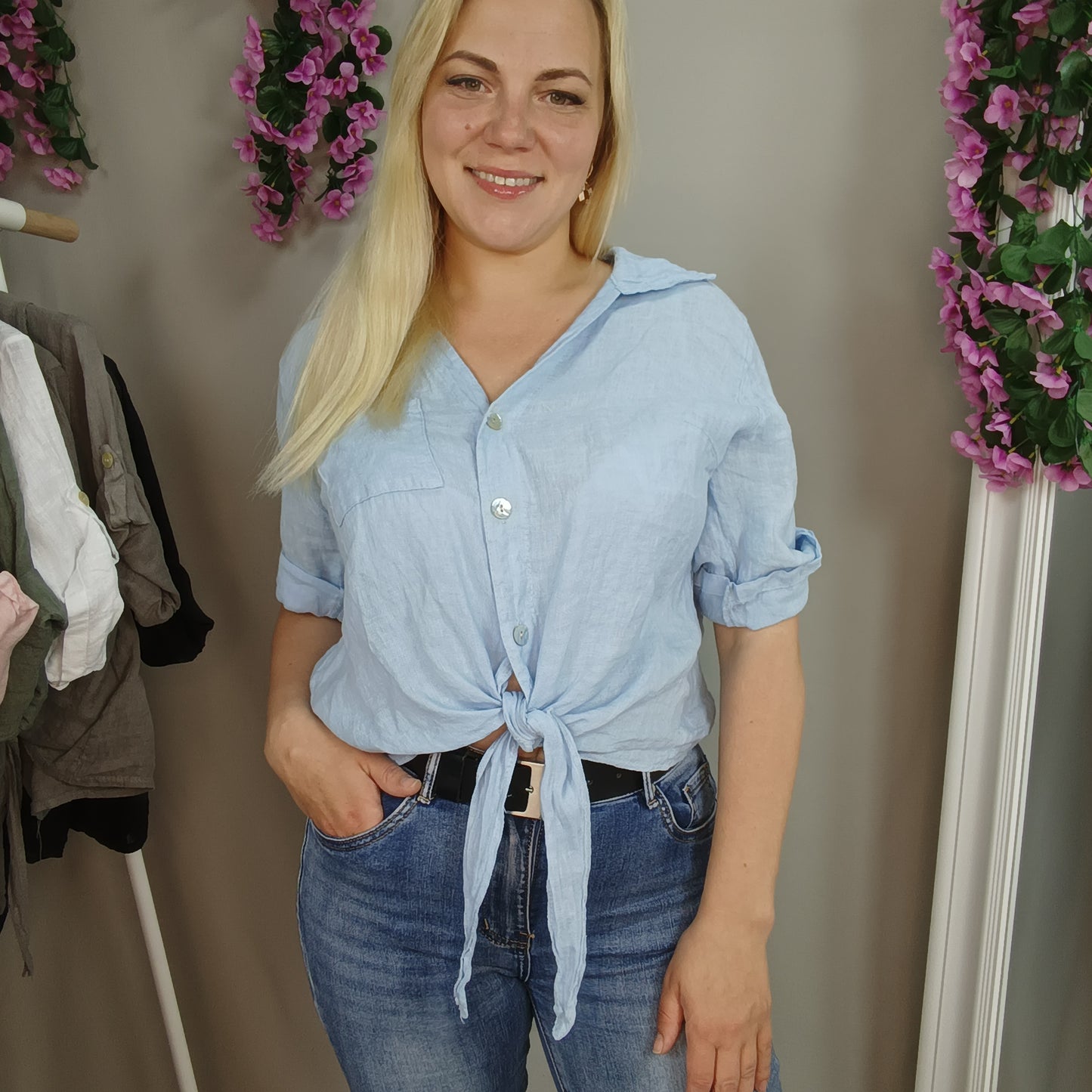 Kurze Leinenbluse zum Knoten in Hellblau
