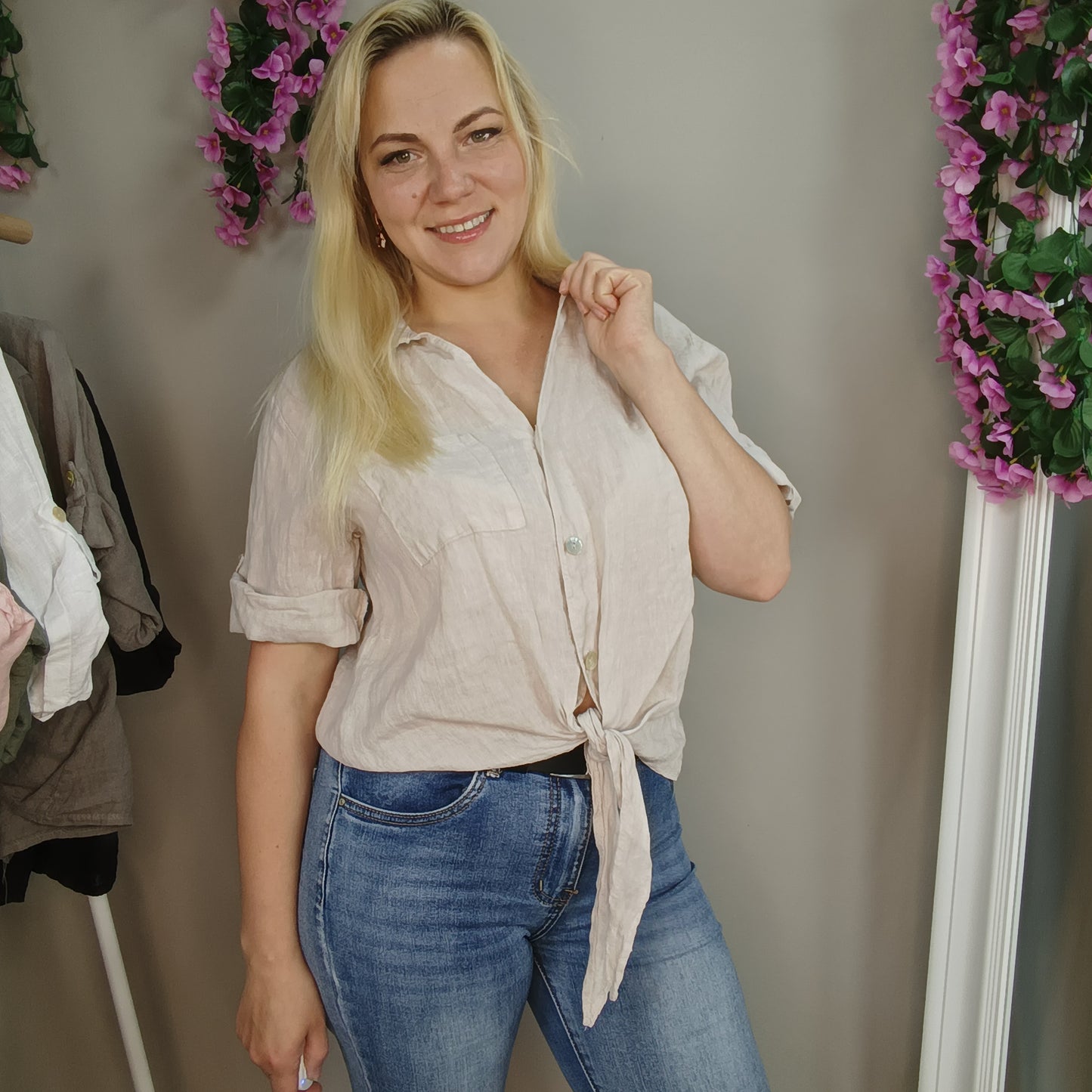Kurze Leinenbluse zum Knoten in Beige