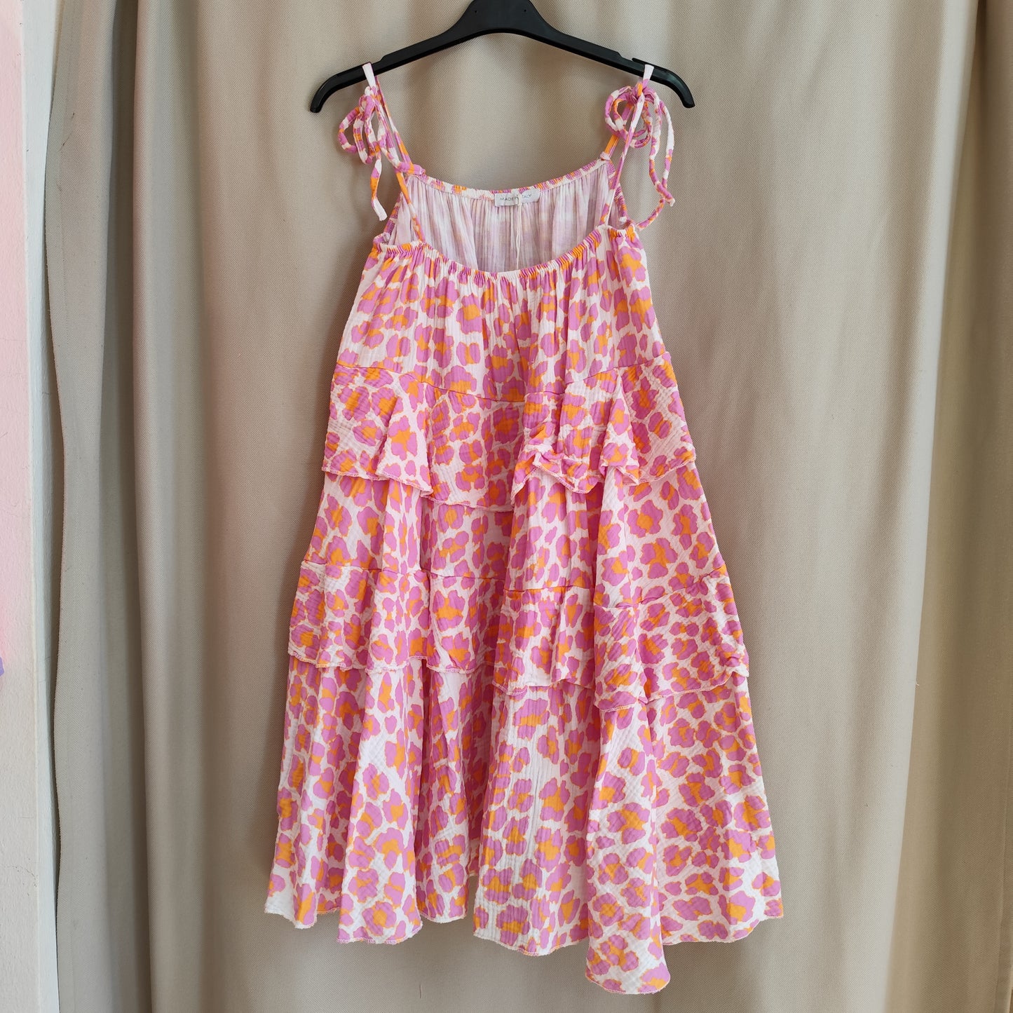 Musselinträgerkleid mit Leomuster in Orange-Rosa-Weiß