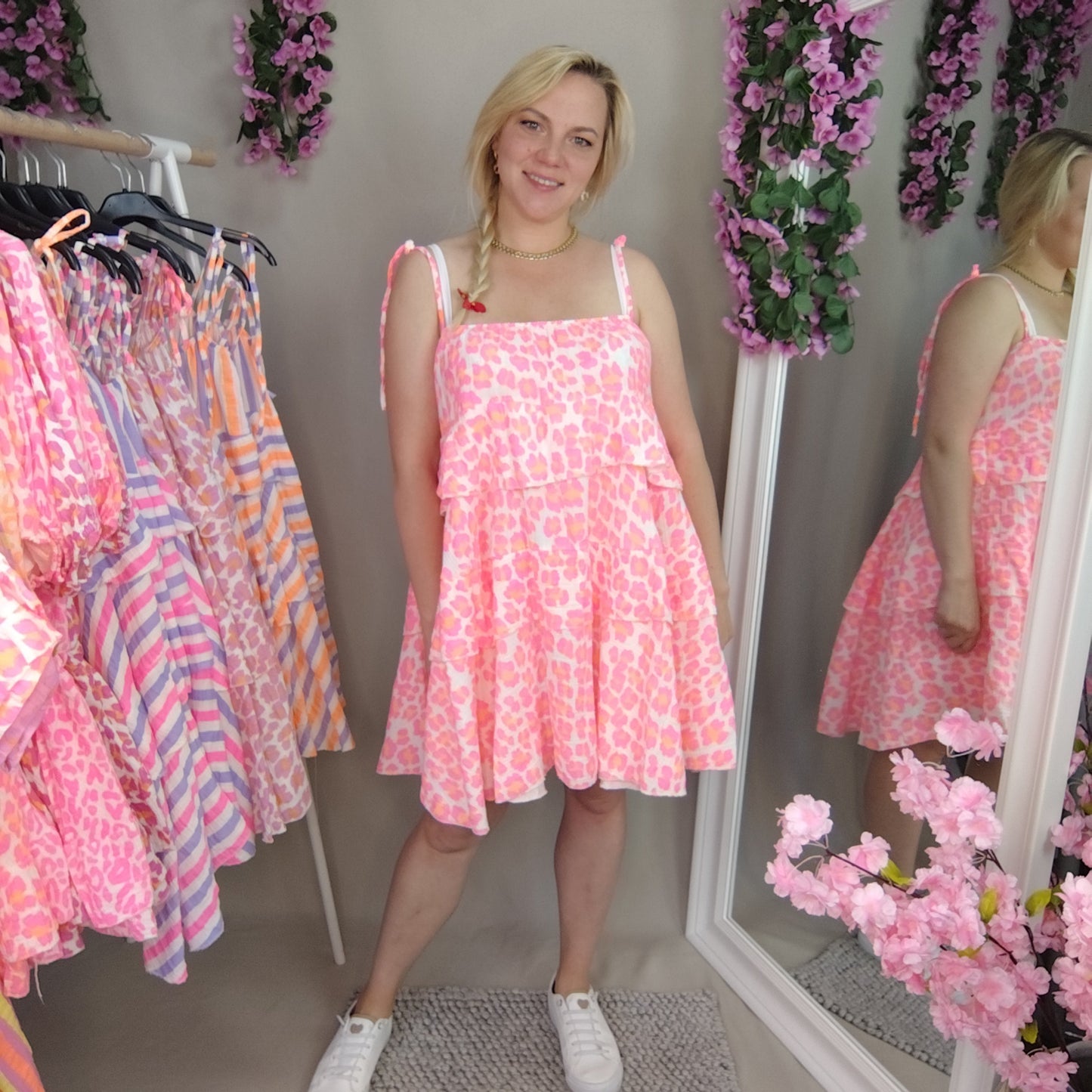 Musselin Trägerkleid mit Leomuster in Neonpink-Orange-Weiß