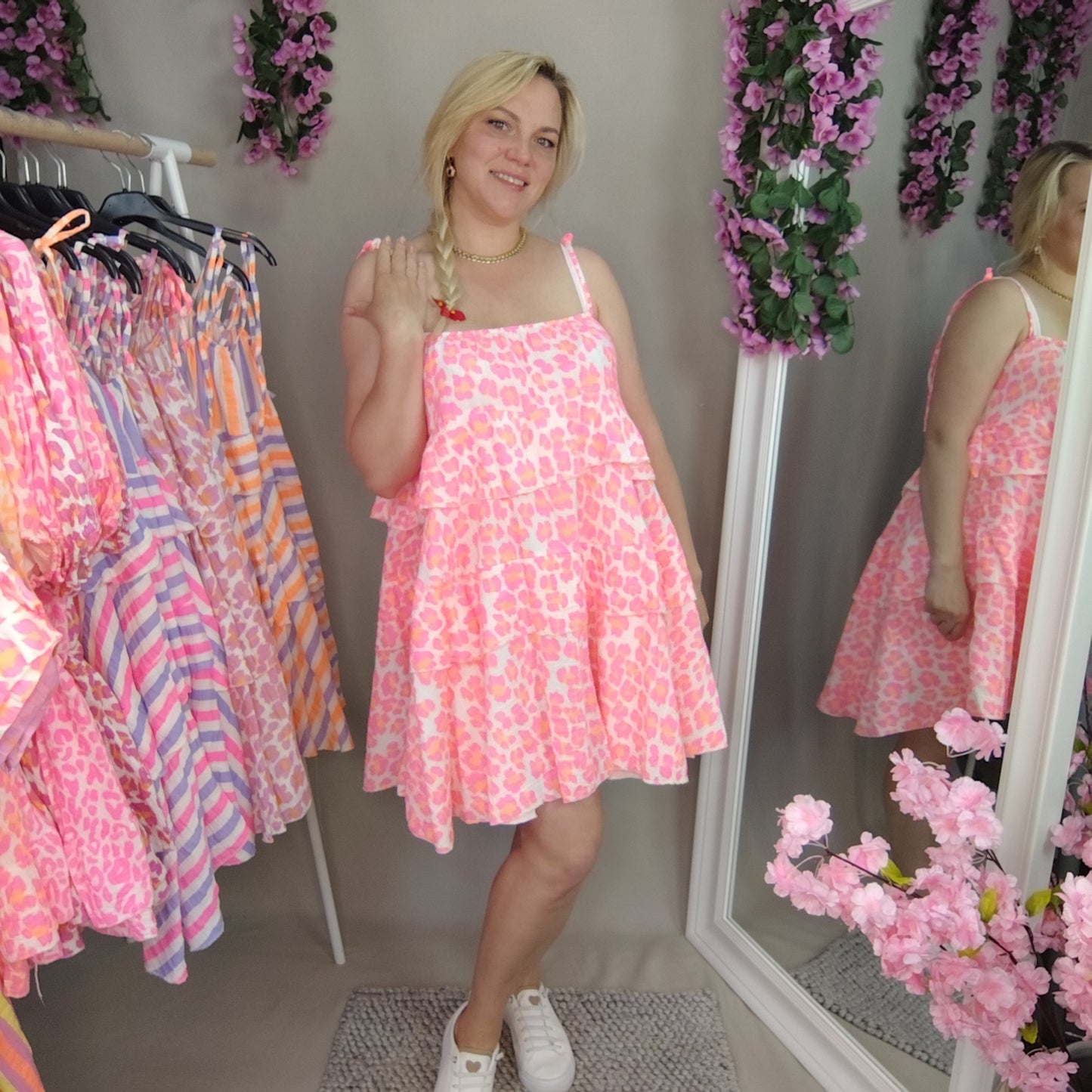 Musselin Trägerkleid mit Leomuster in Neonpink-Orange-Weiß