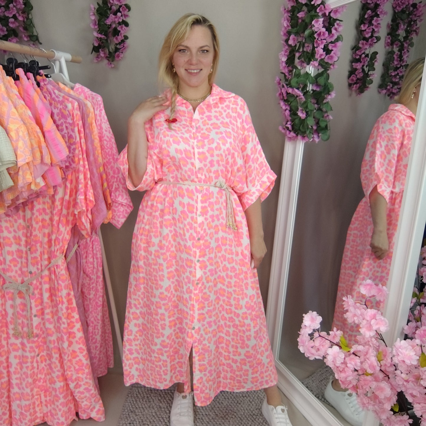 Musselin Kleid mit Gürtel mit Leomuster in Neonpink-Orange-Weiß