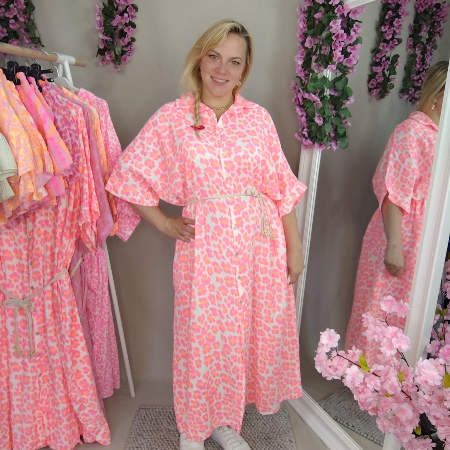 Musselin Kleid mit Gürtel mit Leomuster in Neonpink-Orange-Weiß
