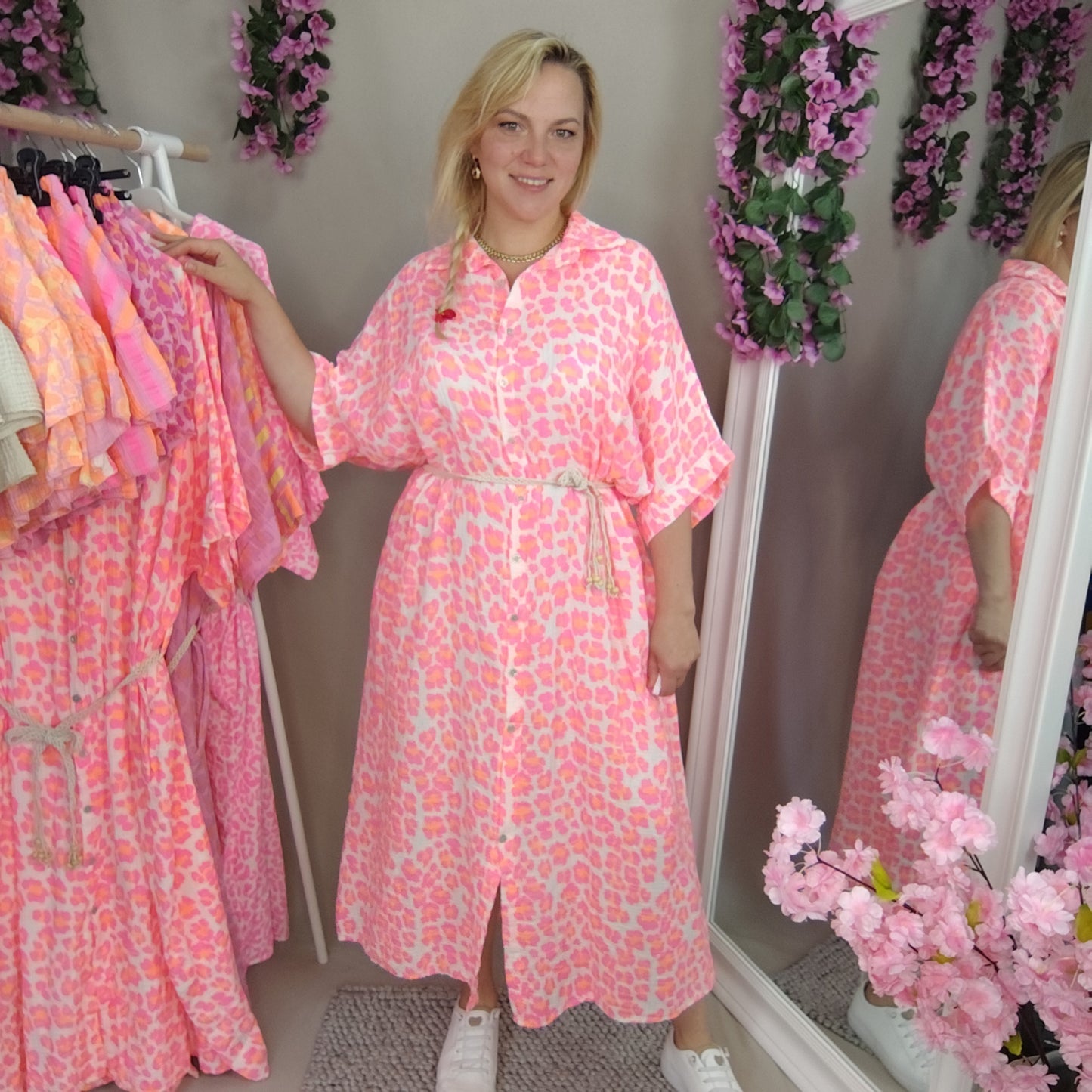 Musselin Kleid mit Gürtel mit Leomuster in Neonpink-Orange-Weiß
