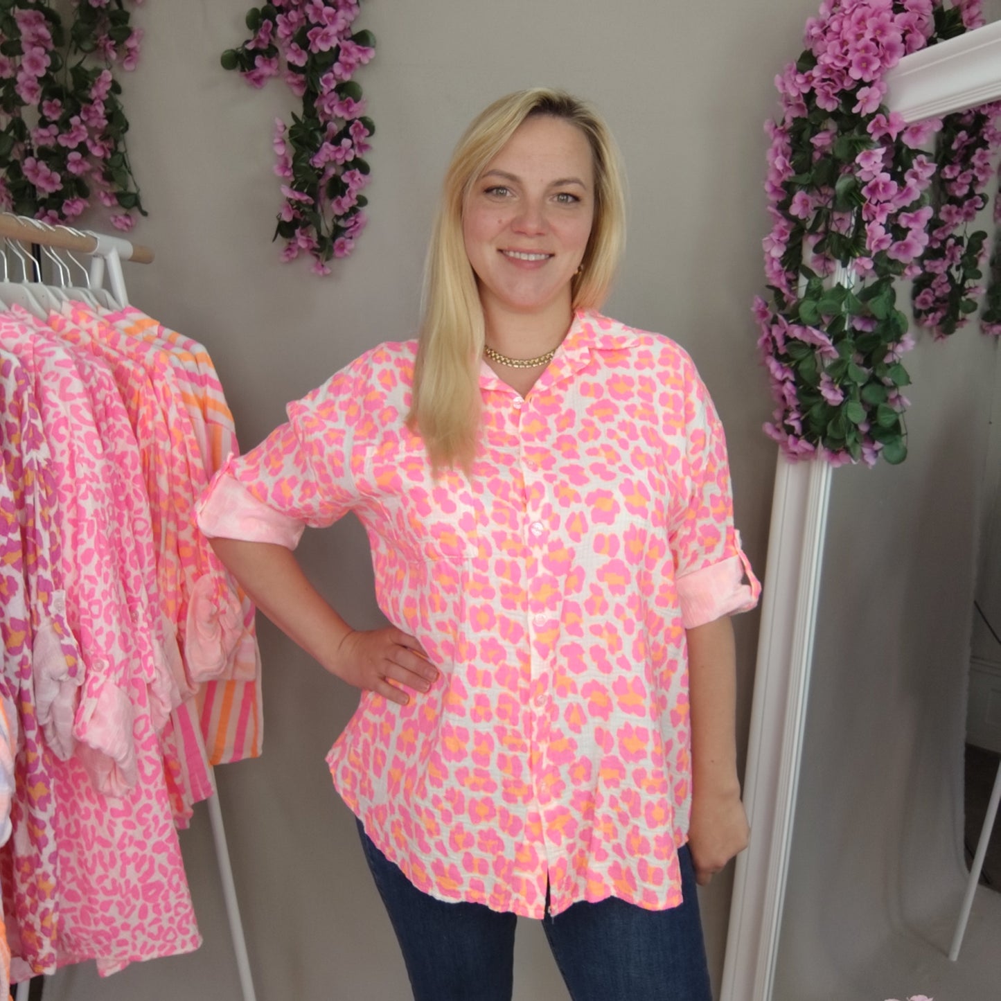 Musselin Bluse mit Leomuster in Neonpink-Orange-Weiß
