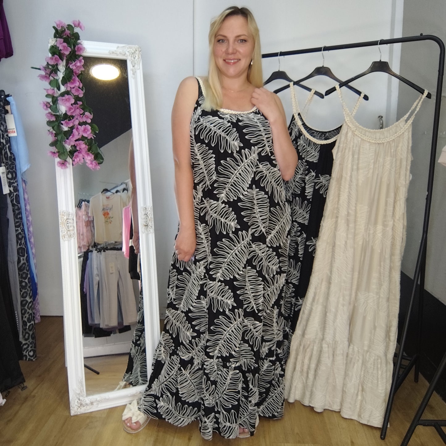 Langes Sommerkleid mit Muster in Beige-Schwarz
