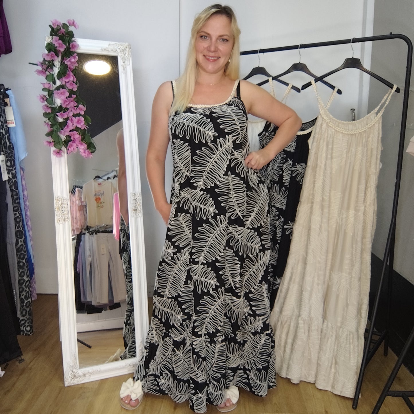 Langes Sommerkleid mit Muster in Beige-Schwarz
