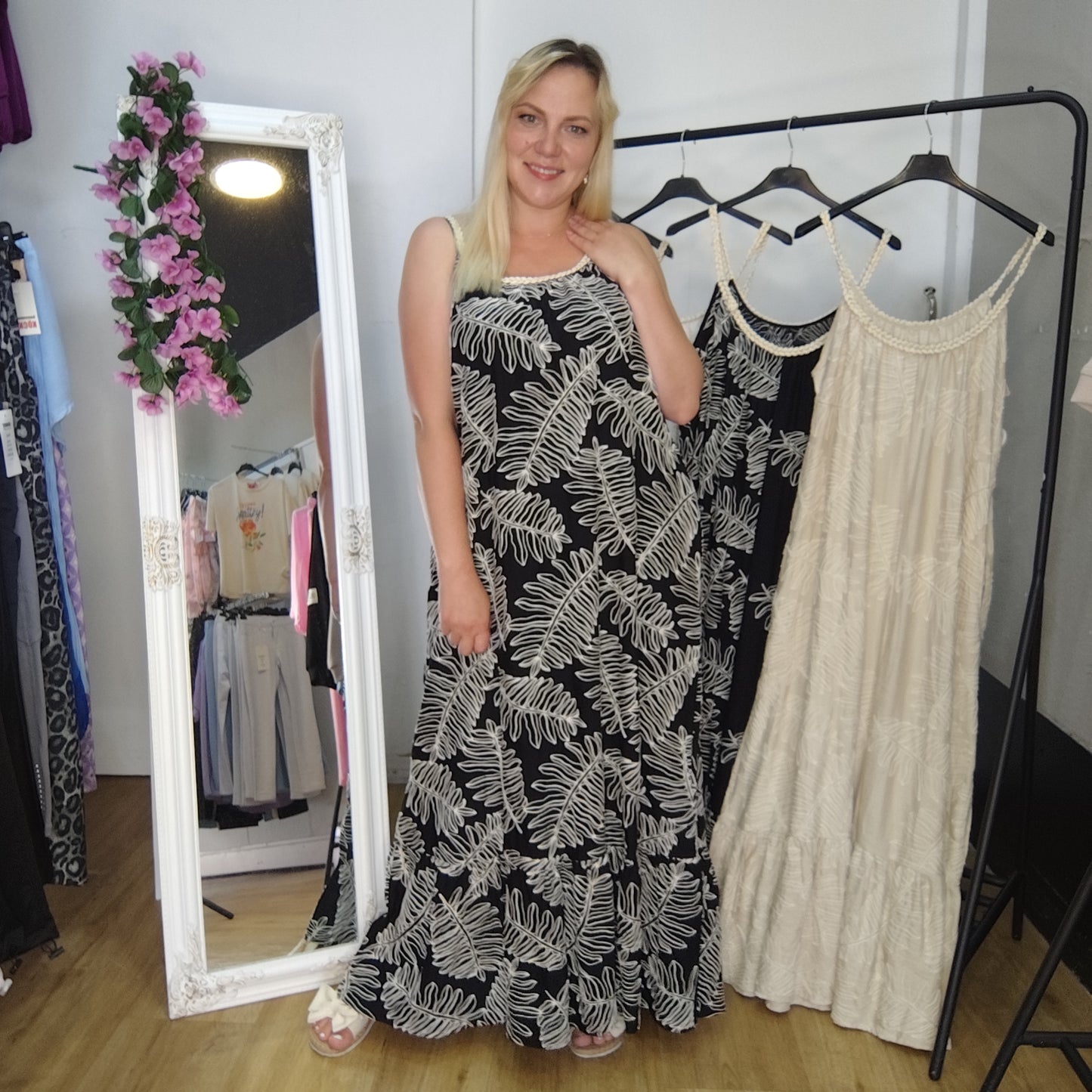 Langes Sommerkleid mit Muster in Beige-Schwarz