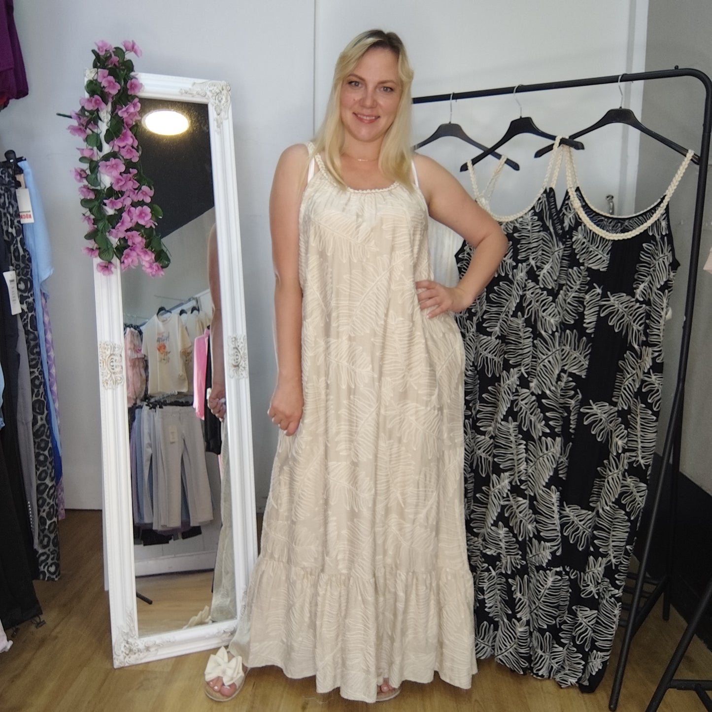 Langes Sommerkleid mit Muster in Beige