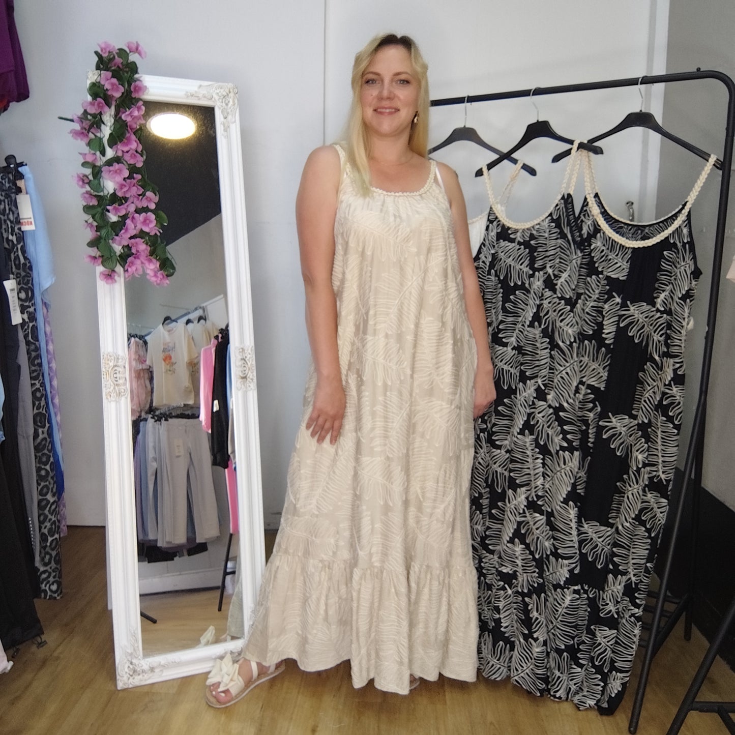 Langes Sommerkleid mit Muster in Beige