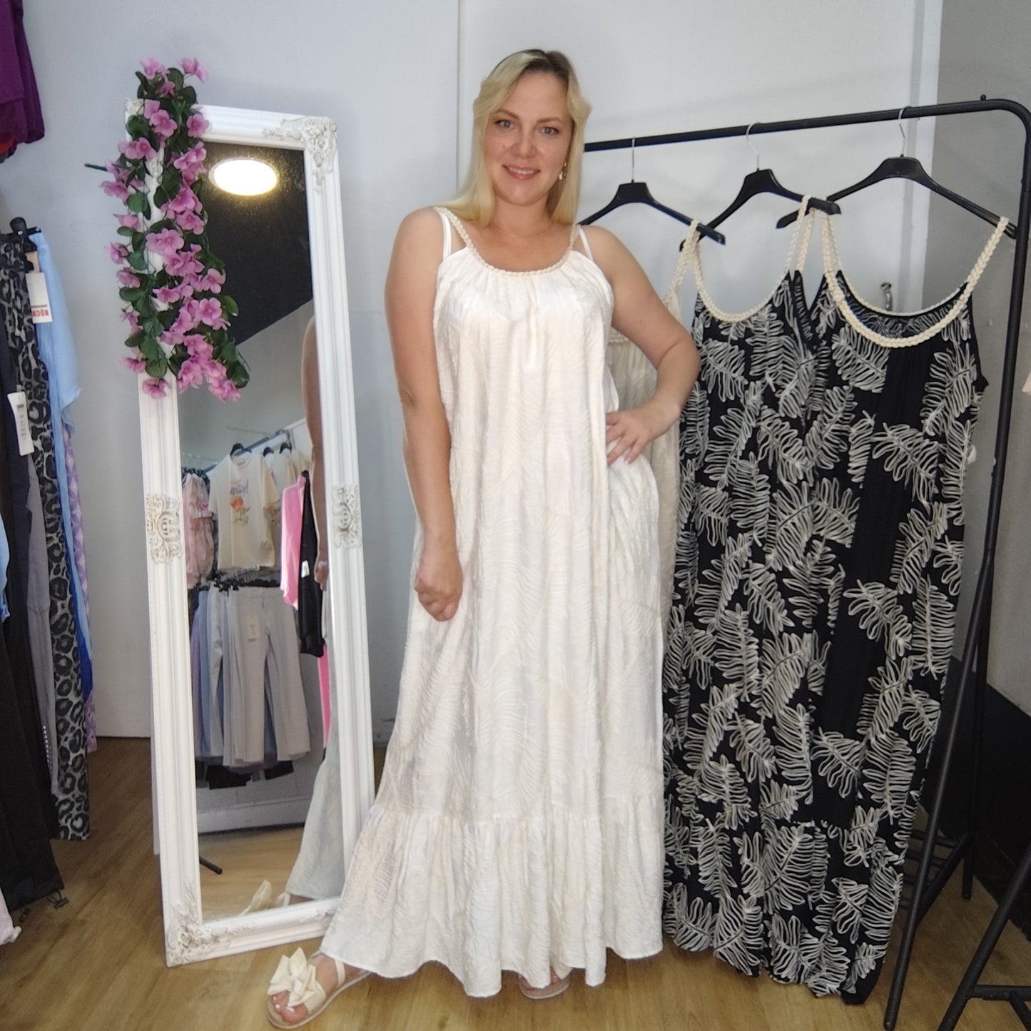 Langes Sommerkleid mit Muster in Beige-Weiß