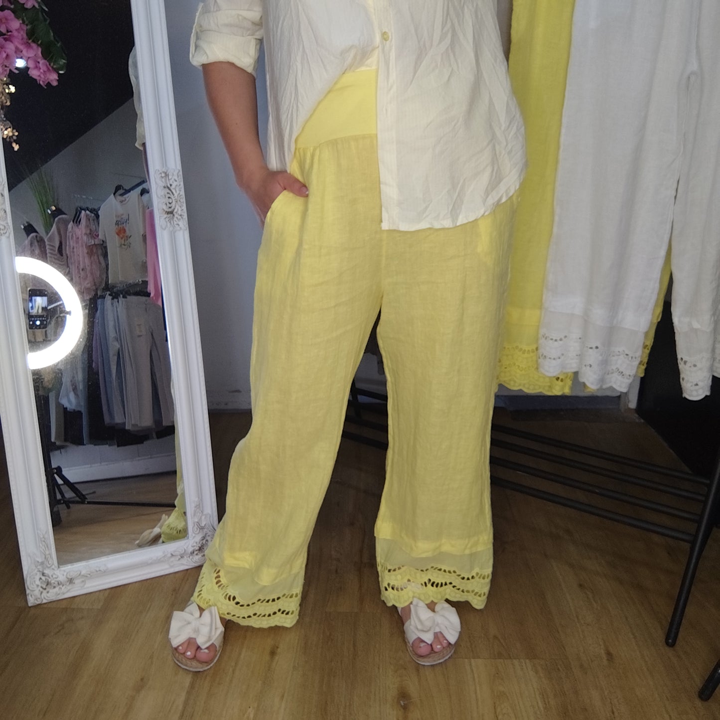 Leinen Hose mit Spitzenbesatz in Gelb