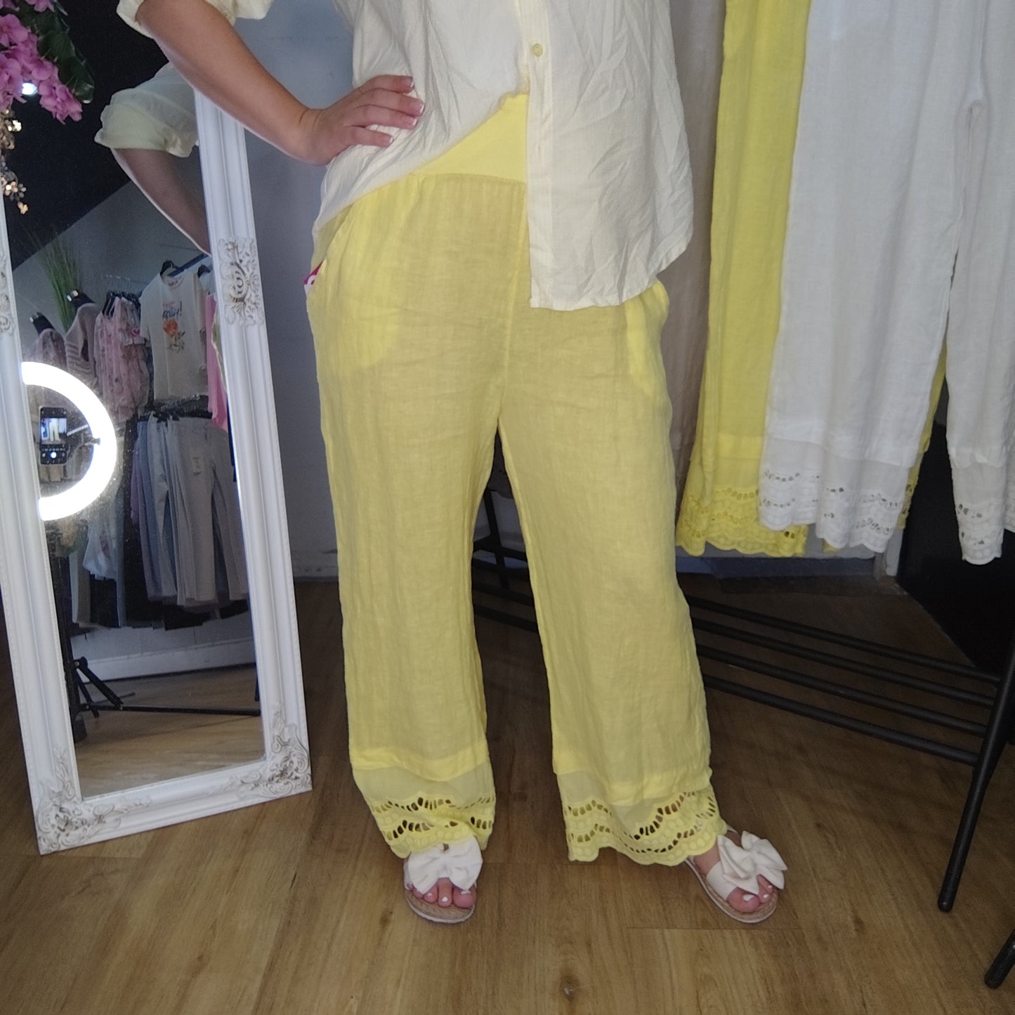 Leinen Hose mit Spitzenbesatz in Gelb