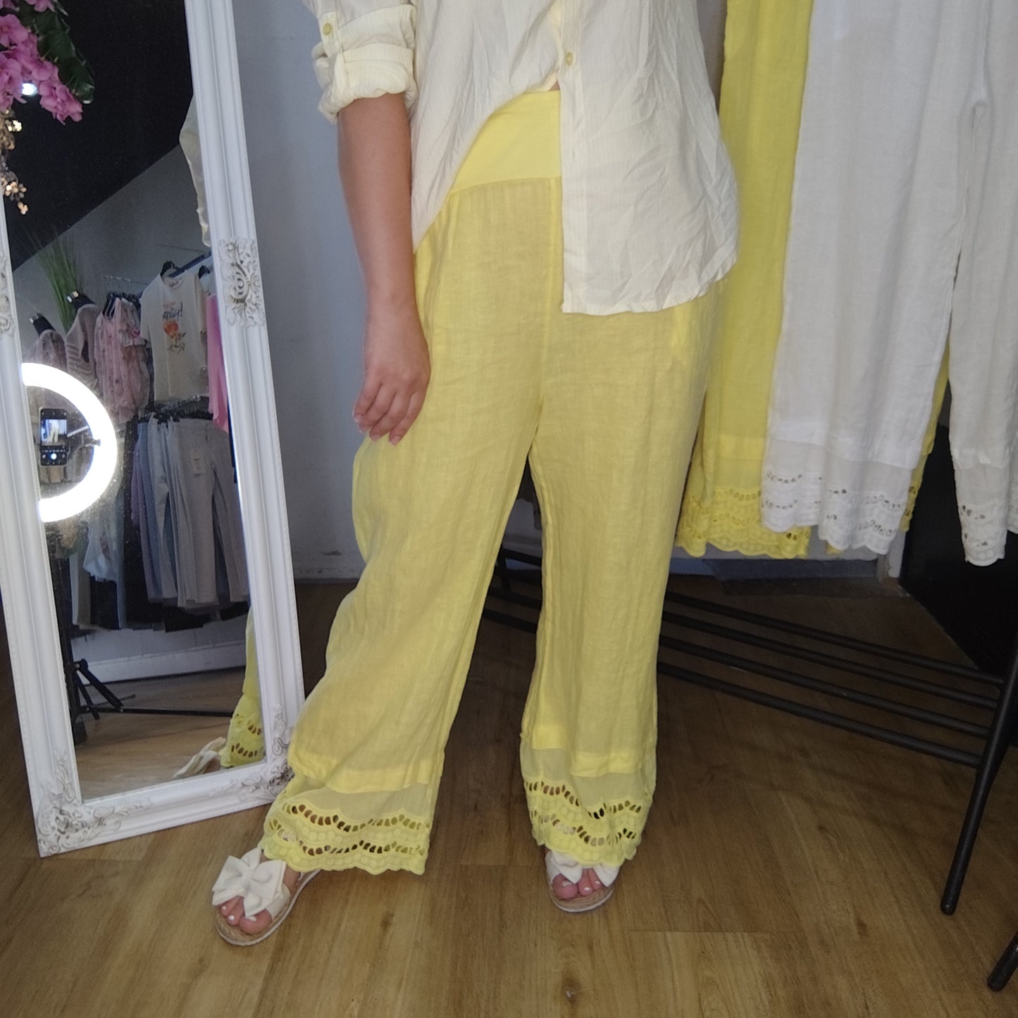 Leinen Hose mit Spitzenbesatz in Gelb