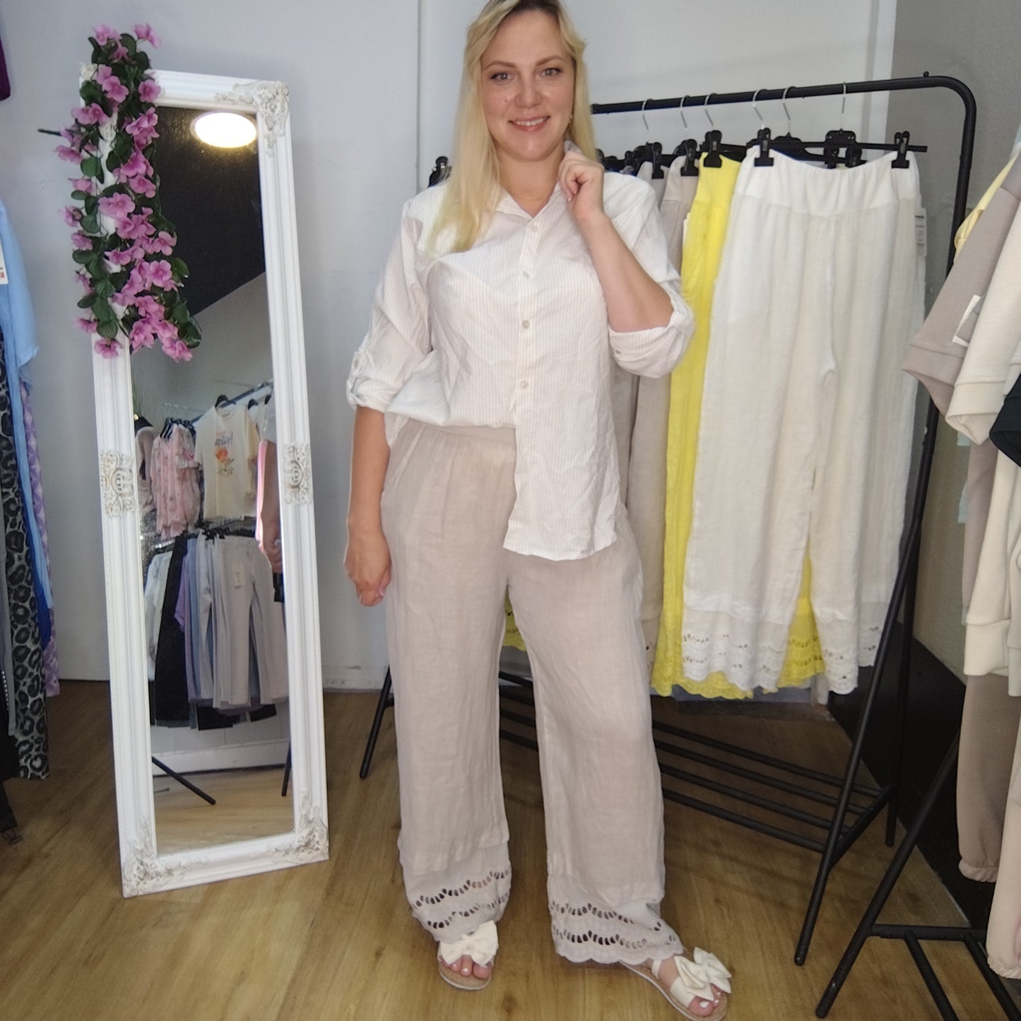 Leinen Hose mit Spitzenbesatz in Beige