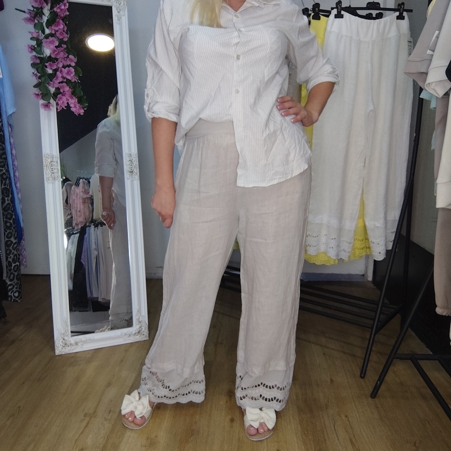 Leinen Hose mit Spitzenbesatz in Beige