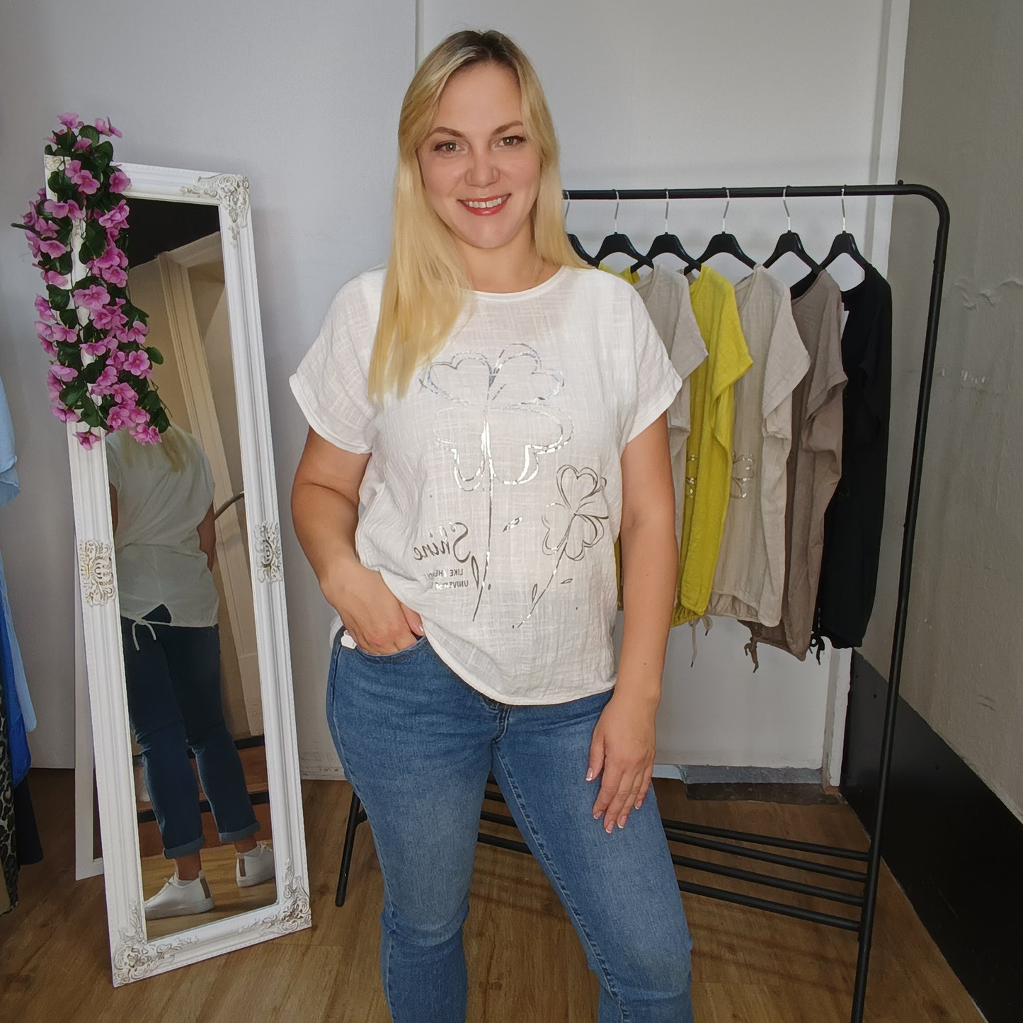 Kurzarm-Shirt mit Kleeblättern in Weiß