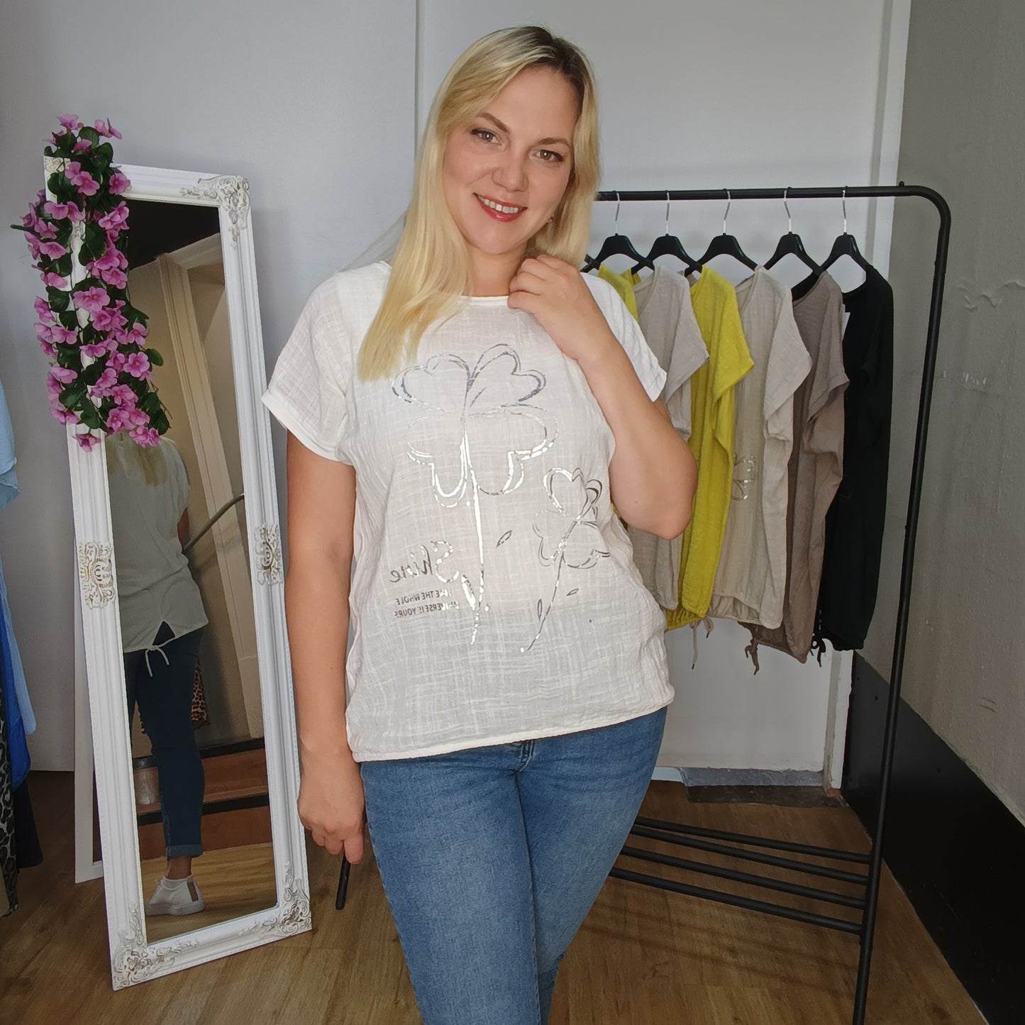 Kurzarm-Shirt mit Kleeblättern in Weiß