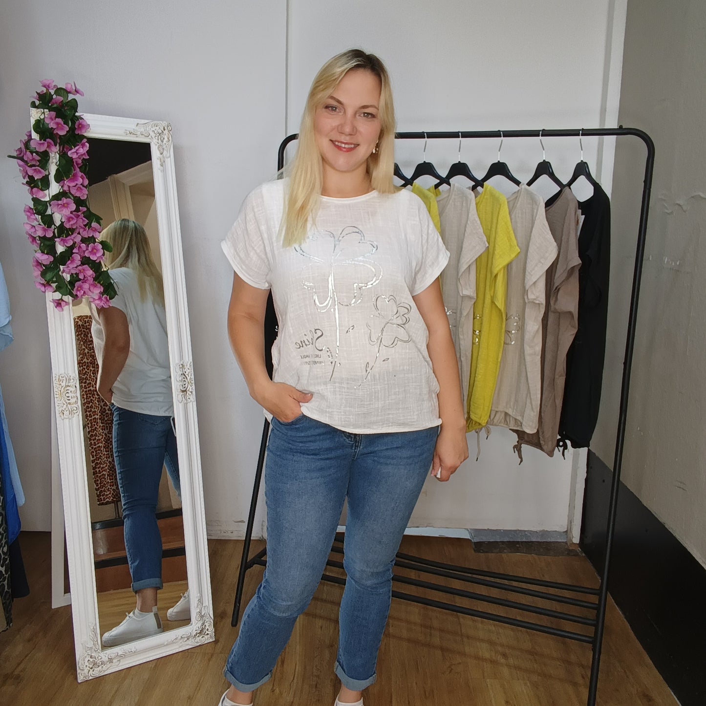 Kurzarm-Shirt mit Kleeblättern in Weiß