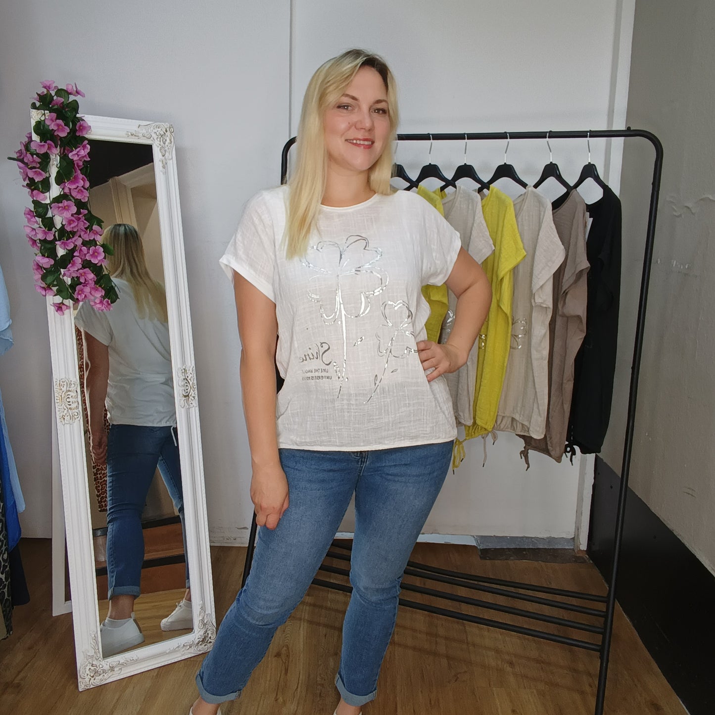 Kurzarm-Shirt mit Kleeblättern in Weiß