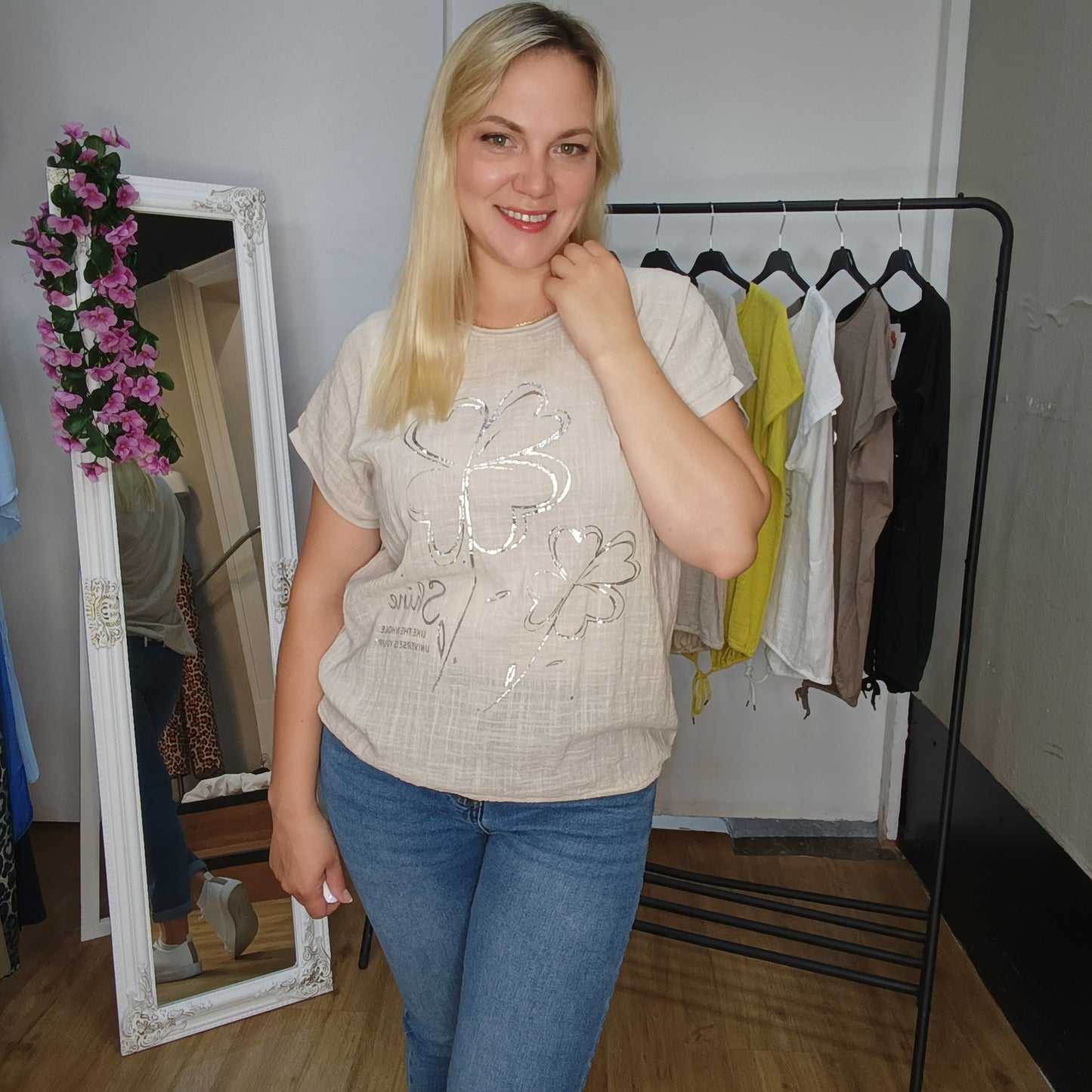 Kurzarm-Shirt mit Kleeblättern in Beige