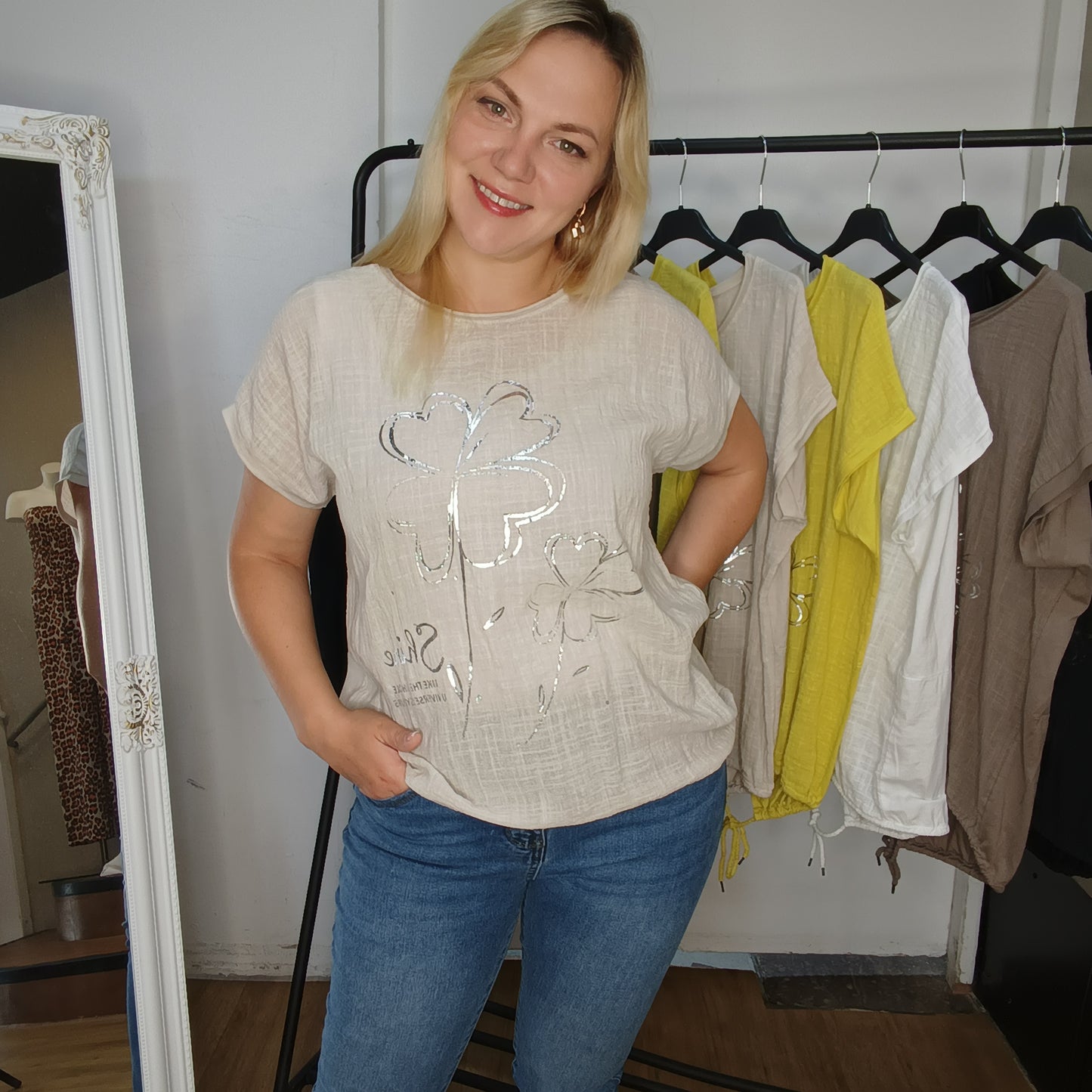 Kurzarm-Shirt mit Kleeblättern in Beige