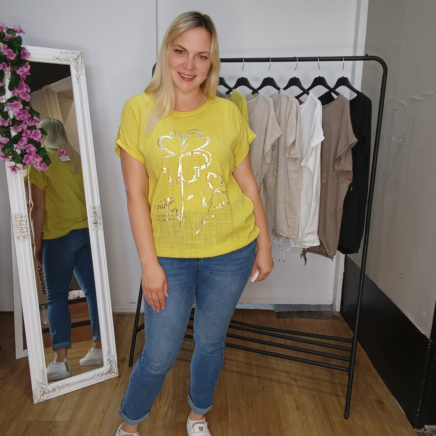 Kurzarm-Shirt mit Kleeblättern in Senfgelb